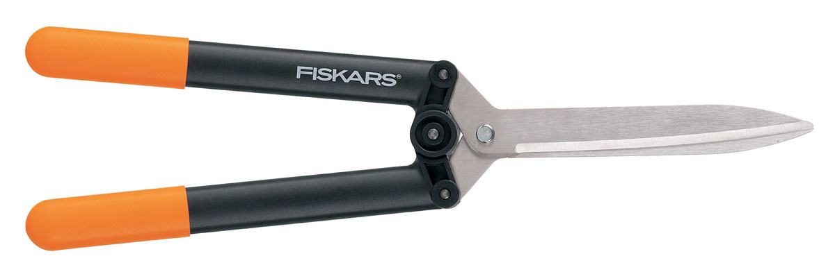 Ножницы для подрезания живой изгороди с рычажным приводом Fiskars, 54 см114750 Ножницы для подрезания живой изгороди с рычажным приводом Fiskars, 54 см114750Ножницы для живой изгороди Fiskars удобны для выполнения различных видов садовых работ, таких как подстригание живой изгороди, а также подравнивание кустов и углов. Эти ножницы снабжены механизмом PowerLever, обеспечивающим рычажное увеличение усилия по всей длине лезвий до самых кончиков, что позволяет с легкостью использовать в работе всю их длину. Обтекаемая, легкая конструкция из долговечного армированного стекловолокном полиамида делает работу простой и легкой. Особенности ножниц: Рукоятки из материала FiberComp обеспечивают легкость и прочность инструмента Механизм рычажного привода облегчает работу в 2,5 раза по сравнению со стандартными конструкциями Прочный рычажный механизм гарантирует отличное состояние и долгий срок службы инструмента Лезвия из специальной сверхпрочной нержавеющей стали (CrMoV) остаются острыми длительное время.