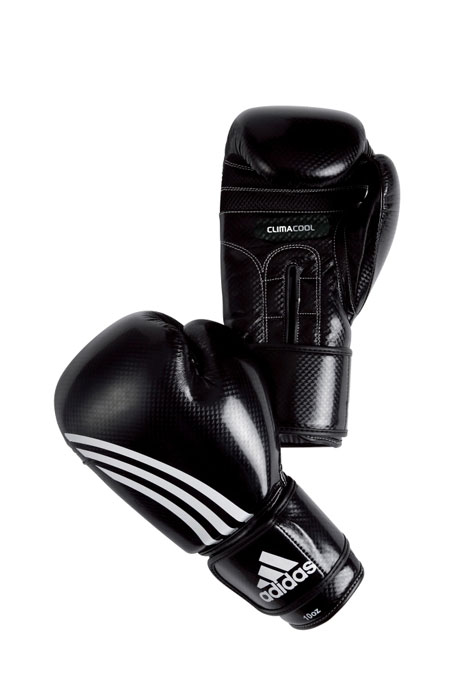 Перчатки боксерские Adidas Shadow, цвет: черный. adiBT031. Вес 8 унцийadiBT031 Перчатки боксерские Adidas Shadow, цвет: черный. adiBT031. Вес 8 унцийadiBT031Боксерские перчатки из искусственной кожи с отделкой внутренней области пальцев. Система ClimaCool - микровентиляция, способствует полному удалению внутренней влаги. Упругая застежка на липучке шириной 6,5 см. Новшество IMT (Интеллектуальная Технология Формовки)- пена с интегрированным гелем. Контрастное сшивание.