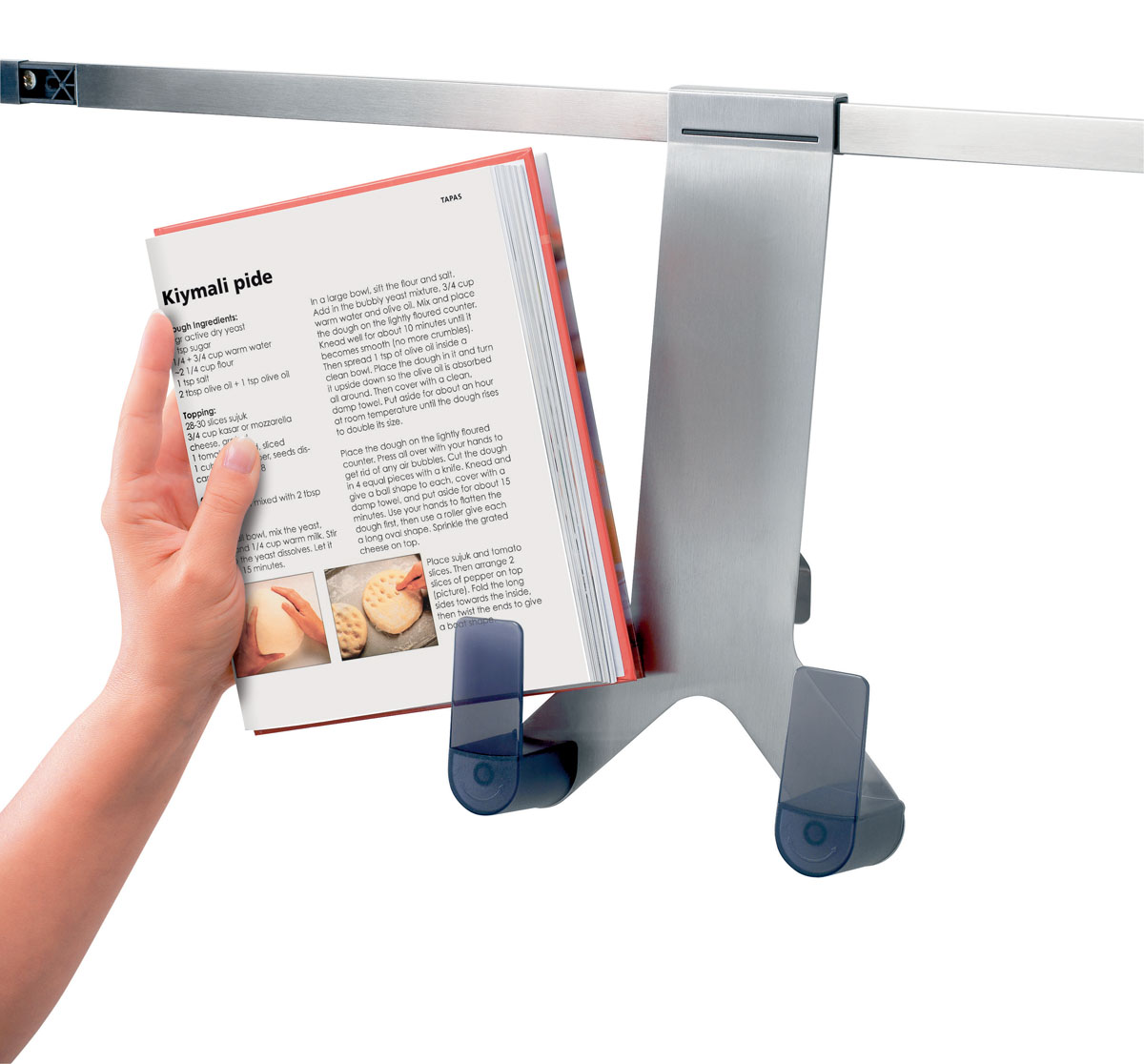 Подставка для весов и кулинарной книги Brabantia. 460081460081 Подставка для весов и кулинарной книги Brabantia. 460081460081Подставка для весов и кулинарной книги Brabantia выполнена изготовлена из высококачественной нержавеющей стали и пластика. Защитные противоскользящие материалы уменьшают вероятность повреждения соприкасающихся поверхностей. Благодаря регулируемым держателям страницы книги легко переворачивать. Подставка стильного, классического дизайна хорошо впишется как в современный так и в классический интерьер. Теперь поваренная книга и кухонные весы всегда будут под рукой. Характеристики: Материал: нержавеющая сталь, пластик. Размер подставки: 29 см х 17 см х 4,5 см. Гарантия производителя: 5 лет.