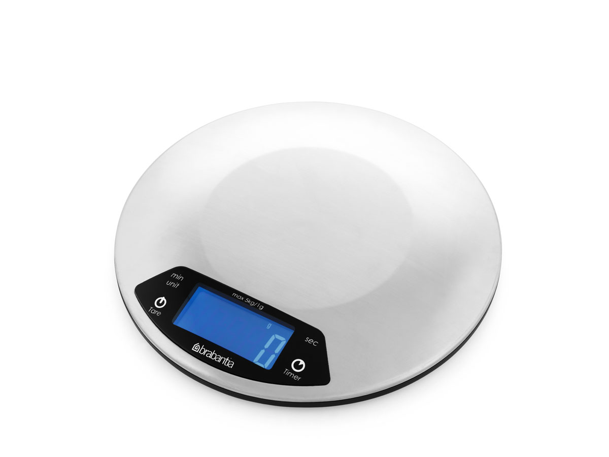 Весы кухонные Brabantia, до 5 кг. 480560480560 Весы кухонные Brabantia, до 5 кг. 480560480560Кухонные весы Brabantia позволят вам взвесить с точностью до грамма продукты весом до 5 кг. Корпус весов выполнен из стали с матовой полировкой и ударопрочного пластика. Весы оснащены ярким электронным дисплеем. Основание весов оснащено четырьмя устойчивыми ножками с нескользящим покрытием. На корпусе расположены две кнопки управления: кнопка включения/отключения и выбора единицы веса - Tare и кнопка таймера обратного отсчета - Timer. В весах предусмотрено 3 единицы измерения - миллиграммы, граммы и фунты. Если вы забудете отключить весы, они отключатся автоматически. Кухонные весы Brabantia придутся по душе каждой хозяйке и станут незаменимым аксессуаром на кухне. Характеристики: Материал: сталь, пластик. Размер весов: 20 см х 20 см х 2 см. Максимальный вес: 5 кг. Минимальный вес: 2 г. Точность измерения: 1 г. Весы работают от 3 батареек типа ААА мощностью 1,5V (входят в комплект). Гарантия производителя: 5...