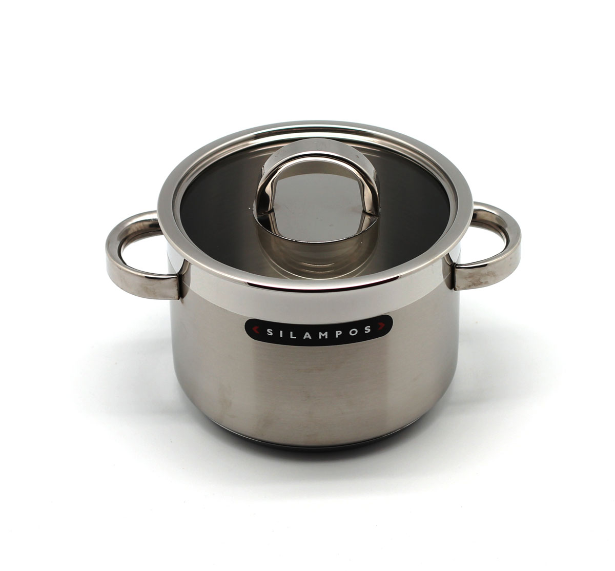 Кастрюля Silampos Атлантико с крышкой, 2,2 л632125V56616 Кастрюля Silampos Атлантико с крышкой, 2,2 л632125V56616Кастрюля Silampos Атлантико изготовлена из высококачественной нержавеющей стали с матовой внутренней и внешней полировкой. Зеркальный ободок у кромки с внешней стороны придает посуде стильный внешний вид. Термическое дно Impact Disc Plus выдерживает температуры до двух раз превосходящую максимальную температуру, необходимую для приготовления пищи. Изделие оснащено прочными стальными ручками. Специальные изогнутые бортики посуды обеспечивают легкое и аккуратное выливание жидкости. Крышка, выполненная из нержавеющей стали, плотно прилегает к краю посуды. Кастрюлю можно использовать на всех типах плит, включая индукционные. Можно мыть в посудомоечной машине. Посуда Silampos производится с использованием самых последних достижений в области производства изделий из нержавеющей стали. Алюминиевый диск инкапсулируется между дном кастрюли и защитной оболочкой из нержавеющей стали под давлением 1500 тонн. Этот высокотехнологичный процесс устраняет необходимость обычной...