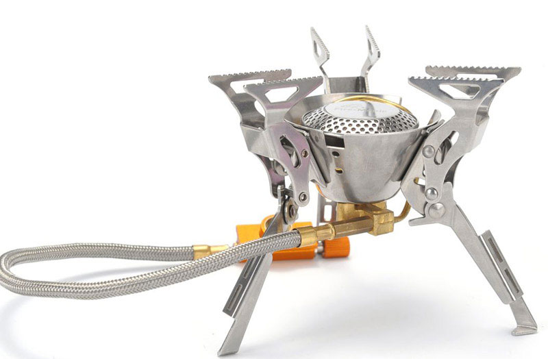Газовая горелка Fire-Maple, cо шлангом и системой ППТ. FMS-100TRI-015 Газовая горелка Fire-Maple, cо шлангом и системой ППТ. FMS-100TRI-015Fire-Maple FMS-100 - портативная газовая горелка, конструкция которой позволяет максимальноиспользовать площадь горения и гарантирует наиболее эффективный расход топлива и равномерную силу огня.Производство модели начинается с 2009 года и по сей день захватывает своим дизайном в стиле Трансформеры.Три парных складных опорных ножки из нержавеющей стали дополнительно усилены, что обеспечиваетустойчивость горелки на любой поверхности. Вся конструкция обеспечивает высокую прочность модели.Двухканальная система предварительного нагрева и встроенный ветровой экран обеспечивают достаточносильное пламя. Гибкий шланг позволяет при необходимости перевернуть газовый баллон, чтобы использоватьтопливо полностью, а при необходимости удалить сменный картридж на требуемое расстояние от горелки.Газовая портативная горелка FMS-100 снабжена ниппелем, особой системой предотвращения потери топлива прикаждом подсоединении и отсоединении сменного картриджа. Это позволяет в разы снизить расход жизненнонеобходимого топлива в путешествии.Эта модель отлично подходит для использования с резьбовыми сменными картриджами любых типов. Возможноподсоединение к цанговому баллону при помощи адаптера FMS-701.1 литр воды закипает за 3 минуты 20 секунд. При условиях: (ГОСТ 2939-63) Атмосферное давление 760 мм рт. ст.,температура воздуха 20 °С, влажность 0%, температура воды 20 °С.Расход топлива при использовании фирменных сменных картриджей Fire-Maple серии FMS-G составляет: Сменныйкартридж FMS-G3 110 г ~38 минут, сменный картридж FMS-G2 230 г ~80 минут и сменный картридж FMS-G5 450 г ~155минут.Для горелки FMS-100 подходят баллоны FMS-G2 и FMS-G5.