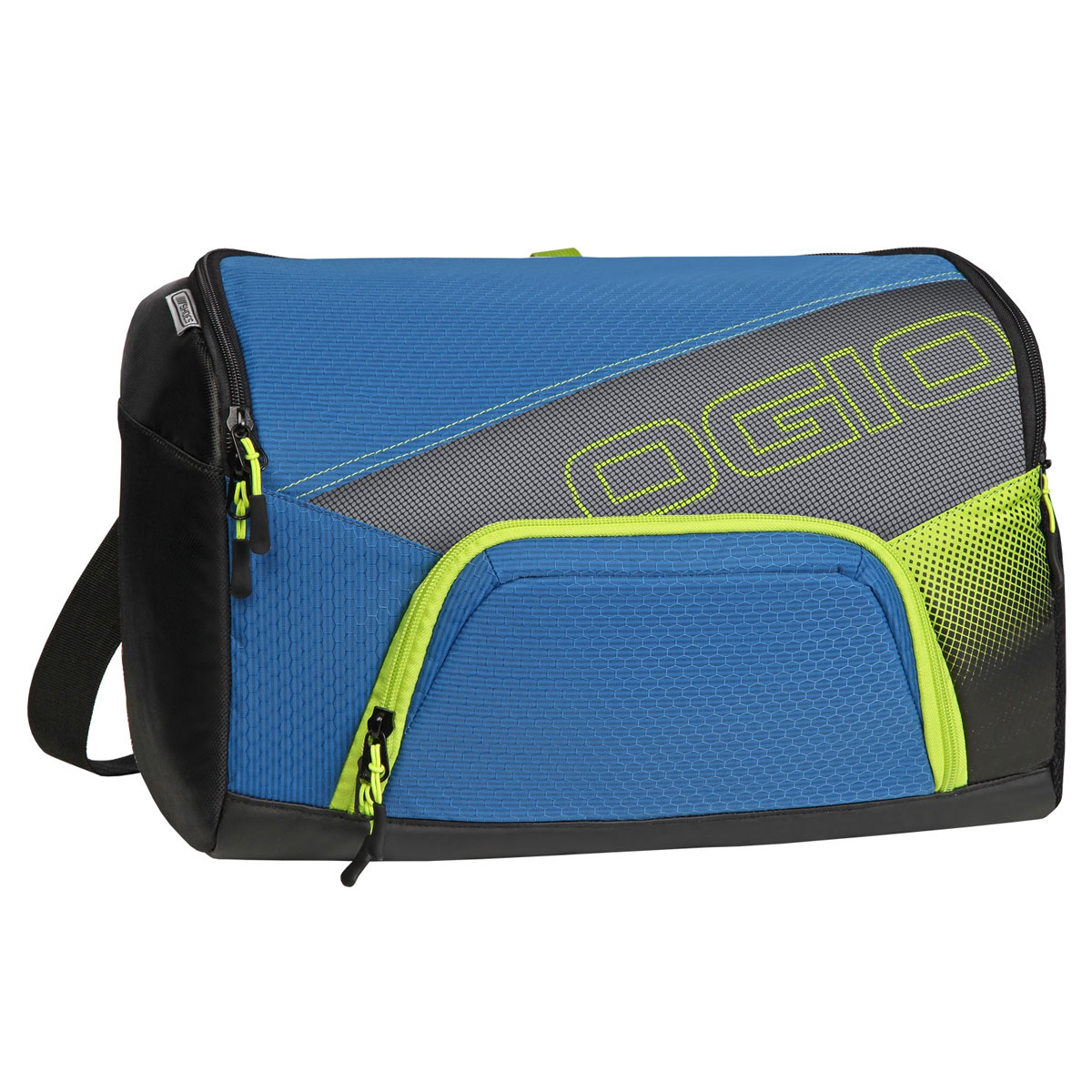 Сумка OGIO Quickdraw, цвет: синий, зеленый. 112041.0412-230 В Иск.кожа/черный Сумка OGIO Quickdraw, цвет: синий, зеленый. 112041.0412-230 В Иск.кожа/черныйСпортивная сумка OGIO Quickdraw подойдет людям, которые не привыкли таскать с собой габаритные сумки.Плечевая спортивная сумка OGIO - это Ваш помощник в спортивной жизни. Компактная сумка легко поместит в себе пару обуви, футболку с шортами, шейкер, мелкие вещи и электронные гаджеты.Особенности:Основное отделение отлично вмещает обувь для бега и сменную одежду.Внутренний карман для бутылки с водой.Дополнительное специальное отделение под крышкой для хранения продуктов питания.Внутренний карман для ключей и ценных вещей.Наружный карман с подбивкой для хранения ценных вещей.Легкая, износоустойчивая и прочная на разрыв ткань.Скрытая сетка для вентиляции основного отделения.Боковой карман с двусторонней застежкой на молнии носостойкое и устойчивое к истиранию брезентовое основание.Вентилируемая задняя стенка с системой проветривания.Простой регулируемый наплечный ремень Надежно закрепленный ремень для переноски.Яркая подкладка.Объем: 15 л.Материал: кареточная ткань 420D, кареточная ткань 210D.