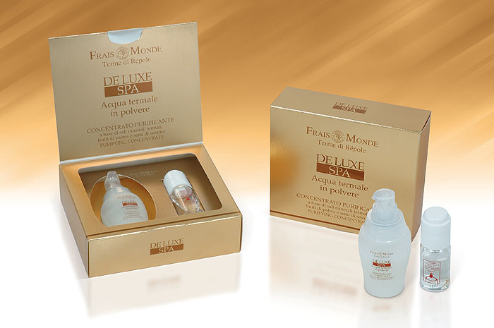 Frais Monde Серум-концентрат для лица De Luxe Spa, очищающий, на основе минеральных термальных солей, с содержанием фитостеролов, 10+40 мл72523WD Frais Monde Серум-концентрат для лица De Luxe Spa, очищающий, на основе минеральных термальных солей, с содержанием фитостеролов, 10+40 мл72523WDКонцентрат из сернистой термальной воды в виде порошка растворяется в воде. Полученная жидкость насыщена солями натрия, калия, магния, карбонатами, что обеспечивает исключительно благотворное воздействие на эпидермис. Полезные минеральные термальные соли питают кожу лица в течение всего дня.Полученную жидкость добавляют в ценный натуральный гель, обогащенный фитостеролами, экстрактами плодов пальмы и кунжута. Эти вещества контролируют уровень кожного жира и препятствуют его образованию, предотвращают появление блеска и воспалительных процессов. Кожа приобретает свежий и здоровый вид.Смешивание ингредиентов происходит непосредственно перед применением, что обеспечивает максимальный эффект от полезных веществ, содержащихся в продуктах De Luxe Spa. Способ приготовления препарата: смешивать непосредственно перед использованием! 1 этап: аккуратно надавить на кнопку стеклянного флакона с прозрачной жидкостью, в этот момент произойдет смешивание концентрированного порошка из минеральных термальных солей источника Repole с водой. Порошок должен полностью раствориться в воде. 2 этап: открыть пластиковый флакон с гелем, предварительно открутив аппликатор-дозатор, добавить в него содержимое стеклянного флакона.3 этап: энергично перемешать для соединения растворенных минеральных солей с гелем, и удостовериться в том, что получилась однородная масса.Состав готов к употреблению и имеет вид переливающегося на свету геля.Товар сертифицирован.