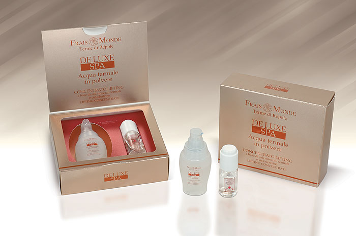 Frais Monde Серум-концентрат для лица De Luxe Spa, лифтинг-эффект, на основе минеральных термальных солей, с содержанием циклодекстринов, 10+40 млFS-00897 Frais Monde Серум-концентрат для лица De Luxe Spa, лифтинг-эффект, на основе минеральных термальных солей, с содержанием циклодекстринов, 10+40 млFS-00897Концентрат из сернистой термальной воды в виде порошка растворяется в воде. Полученная жидкость насыщена солями натрия, калия, магния, карбонатами, что обеспечивает исключительно благотворное воздействие на эпидермис. Полезные минеральные термальные соли питают кожу лица в течение всего дня. Полученную жидкость добавляют в ценный натуральный гель, обогащенный циклодекстринами. Это вещество оказывает моментальное подтягивающее действие, тонизирует и разглаживает кожу.Смешивание ингредиентов происходит непосредственно перед применением, что обеспечивает максимальный эффект от полезных веществ, содержащихся в продуктах De Luxe Spa. Способ приготовления препарата: смешивать непосредственно перед использованием! 1 этап: аккуратно надавить на кнопку стеклянного флакона с прозрачной жидкостью, в этот момент произойдет смешивание концентрированного порошка из минеральных термальных солей источника Repole с водой. Порошок должен полностью раствориться в воде. 2 этап: открыть пластиковый флакон с гелем, предварительно открутив аппликатор-дозатор, добавить в него содержимое стеклянного флакона.3 этап: энергично перемешать для соединения растворенных минеральных солей с гелем, и удостовериться в том, что получилась однородная масса.Состав готов к употреблению и имеет вид переливающегося на свету геля.Товар сертифицирован.