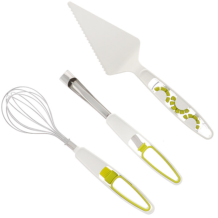 Подарочный набор для приготовления пирога VacuVin Baking Set, 8 предметов4889160 Подарочный набор для приготовления пирога VacuVin Baking Set, 8 предметов4889160Подарочный набор VacuVin Baking Set идеален для приготовления пирогов, тортов и другой выпечки. Нож с круглым зубчатым лезвием легко удаляет сердцевину из яблок, а с помощью специального ножа в рукоятке можно очистить и нарезать все виды фруктов. Лопатка-разделитель, выполненная из пластика, идеально подходит для сервировки тортов, пирогов и другой выпечки. С ее помощью легко разрезать и сервировать торт. Разделители, хранящиеся в рукоятке, помогут разделить торт на 8, 10 или 12 кусков. После выбора необходимого разделителя, вы можете легко разрезать торт зубчатым краем лопатки, а затем сервировать его. Венчик из прочной нержавеющей стали идеально подходит для взбивания теста или других жидких ингредиентов во время приготовления пищи. С помощью силиконовой кисти, хранящейся в рукоятке, легко глазировать пирожные и другие кондитерские изделия. Рабочая поверхность ножей и венчика выполнена из нержавеющей стали. Рукоятки выполнены из пластика;...