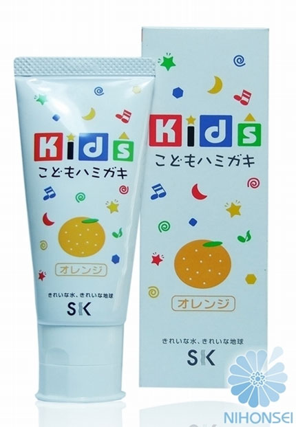 SK Kids Детская зубная паста, с ароматом апельсина, 60 гА600847 SK Kids Детская зубная паста, с ароматом апельсина, 60 гА600847Детская зубная паста SK Kids со вкусом апельсина специально разработана для ухода за полостью рта детей от 3-х лет. Малыш с удовольствием будем чистить зубки каждый день. Вам не придется больше заставлять и напоминать ребенку об этой необходимости, ведь яркий фруктовый вкус апельсина и ароматы так понравятся малышу. Состав пасты безопасен: не содержатся ПАВ, сахарин и консерванты, что гарантирует полную безопасность, даже если ребенок увлекся и проглотил немного. Паста мягко очищает нежные зубки, оказывает профилактику кариеса, увлажняет и защищает десна, освежает дыхание. Товар сертифицирован.