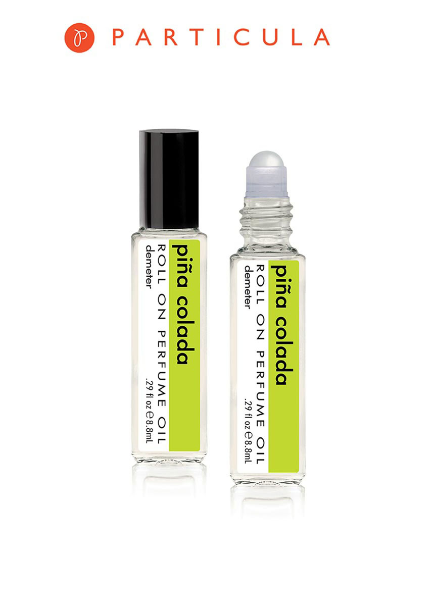 Demeter Fragrance Library Парфюмерное масло Пина Колада (Pina Colada), 8,8 млDM10778 Demeter Fragrance Library Парфюмерное масло Пина Колада (Pina Colada), 8,8 млDM10778Ммммм... Пина Колада. Кто не пробовал этот классический коктейль? Белый ром, ананас, кокосовый ликер, взбитые сливки и венчающая творение вишенка. Все это Demeter Pina Colada в маленьком флаконе, для того, чтобы вы смогли попробовать старую добрую Пину Коладу в любом месте и при любых обстоятельствах. Способ применения: нанести на сухую, чистую кожу. На точки пульса. Парфюмерные масла - это концентрат, в состав которого входят только натуральные ароматические вещества. Парфюмерные масла, состоящие из масляной основы и сбалансированной парфюмерной композиции, обеспечивают стойкость аромата, поэтому запах держится очень долго. Отсутствие спирта делает ароматы менее летучими, не вызывает аллергической реакции и не высушивает кожу. Они не испаряются с кожи, а постепенно впитываются в нее. Товар сертифицирован.