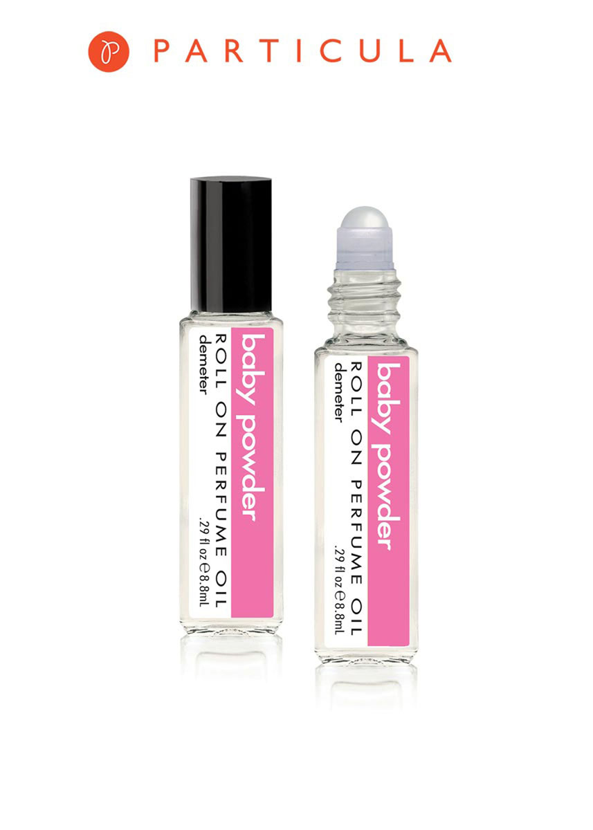 Demeter Fragrance Library Парфюмерное масло Детская присыпка (Baby Powder), 8,8 млDM17578 Demeter Fragrance Library Парфюмерное масло Детская присыпка (Baby Powder), 8,8 млDM17578Удивительный аромат этой коллекции! Настоящая детская присыпка. Все кто уже попробовали его, были в диком восторге - бегали за голубями, дергали девчонок за косички и с удовольствием ели кашку. Ну, и, конечно, все как один, мазали на себя детской присыпкой снова и снова. Хватит ли этого аромата на всех - сказать трудно. Поэтому рекомендуем немедленно его приобрести. Способ применения: нанести на сухую, чистую кожу. На точки пульса. Парфюмерные масла - это концентрат, в состав которого входят только натуральные ароматические вещества. Парфюмерные масла, состоящие из масляной основы и сбалансированной парфюмерной композиции, обеспечивают стойкость аромата, поэтому запах держится очень долго. Отсутствие спирта делает ароматы менее летучими, не вызывает аллергической реакции и не высушивает кожу. Они не испаряются с кожи, а постепенно впитываются в нее. Товар сертифицирован.