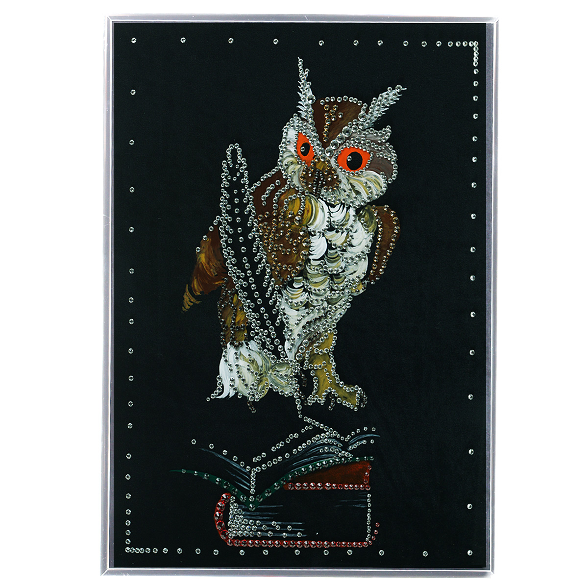 Картина с кристаллами Swarovski Мудрая сова, 30 х 40 см1218 Картина с кристаллами Swarovski Мудрая сова, 30 х 40 см1218Изящная картина в металлической раме, инкрустирована кристаллами Swarovski, которые отличаются четкой и ровной огранкой, ярким блеском и чистотой цвета. Красочное изображение совы, расположенное на внутренней стороне стекла, прекрасно дополняет блеск кристаллов. Под стеклом картина оформлена бархатистой тканью черного цвета. С обратной стороны имеется металлическая петелька для размещения картины на стене. Картина с кристаллами Swarovski Мудрая сова элегантно украсит интерьер дома или офиса, а также станет прекрасным подарком, который обязательно понравится получателю. Блеск кристаллов в интерьере, что может быть сказочнее и удивительнее. Картина упакована в подарочную картонную коробку синего цвета и комплектуется сертификатом соответствия Swarovski.