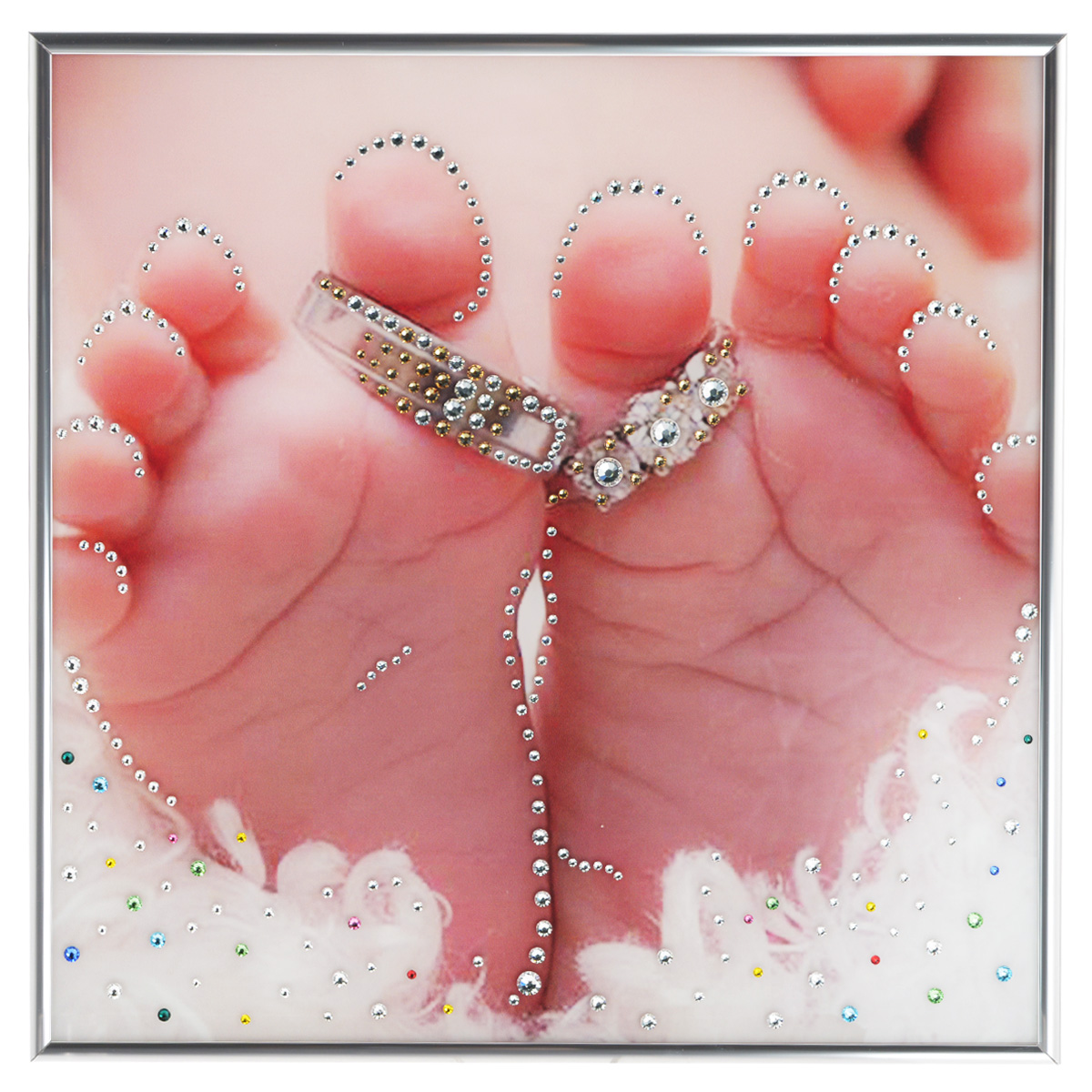 Картина с кристаллами Swarovski Семейное счастье, 30 см х 30 см1275 Картина с кристаллами Swarovski Семейное счастье, 30 см х 30 см1275Изящная картина в металлической раме, инкрустирована кристаллами Swarovski, которые отличаются четкой и ровной огранкой, ярким блеском и чистотой цвета. Красочное изображение детских ножек, расположенное под стеклом, прекрасно дополняет блеск кристаллов. С обратной стороны имеется металлическая петелька для размещения картины на стене. Картина с кристаллами Swarovski Семейное счастье элегантно украсит интерьер дома или офиса, а также станет прекрасным подарком, который обязательно понравится получателю. Блеск кристаллов в интерьере, что может быть сказочнее и удивительнее. Картина упакована в подарочную картонную коробку синего цвета и комплектуется сертификатом соответствия Swarovski.
