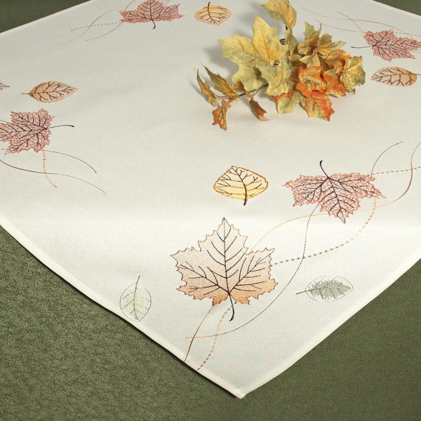 Скатерть Schaefer, квадратная, цвет: молочный, 85 x 85 см. 07451-10007451-100 Скатерть Schaefer, квадратная, цвет: молочный, 85 x 85 см. 07451-10007451-100Скатерть Schaefer изготовлена из полиэстера и украшена вышивкой в виде листочков. Изделия из полиэстера легко стирать: они не мнутся, не садятся и быстро сохнут, они более долговечны, чем изделия из натуральных волокон. Кроме того, ткань обладает водоотталкивающими свойствами. Такая скатерть будет просто не заменима на кухне, а особенно на вашем обеденном столе на даче под открытым небом. Скатерть Schaefer не останется без внимания ваших гостей, а вас будет ежедневно радовать ярким дизайном и несравненным качеством. Немецкая компания Schaefer создана в 1921 году. На протяжении всего времени существования она создает уникальные коллекции домашнего текстиля для гостиных, спален, кухонь и ванных комнат. Дизайнерские идеи немецких художников компании Schaefer воплощаются в текстильных изделиях, которые сделают ваш дом красивее и уютнее и не останутся незамеченными вашими гостями. Дарите себе и близким красоту каждый день! Изысканный...
