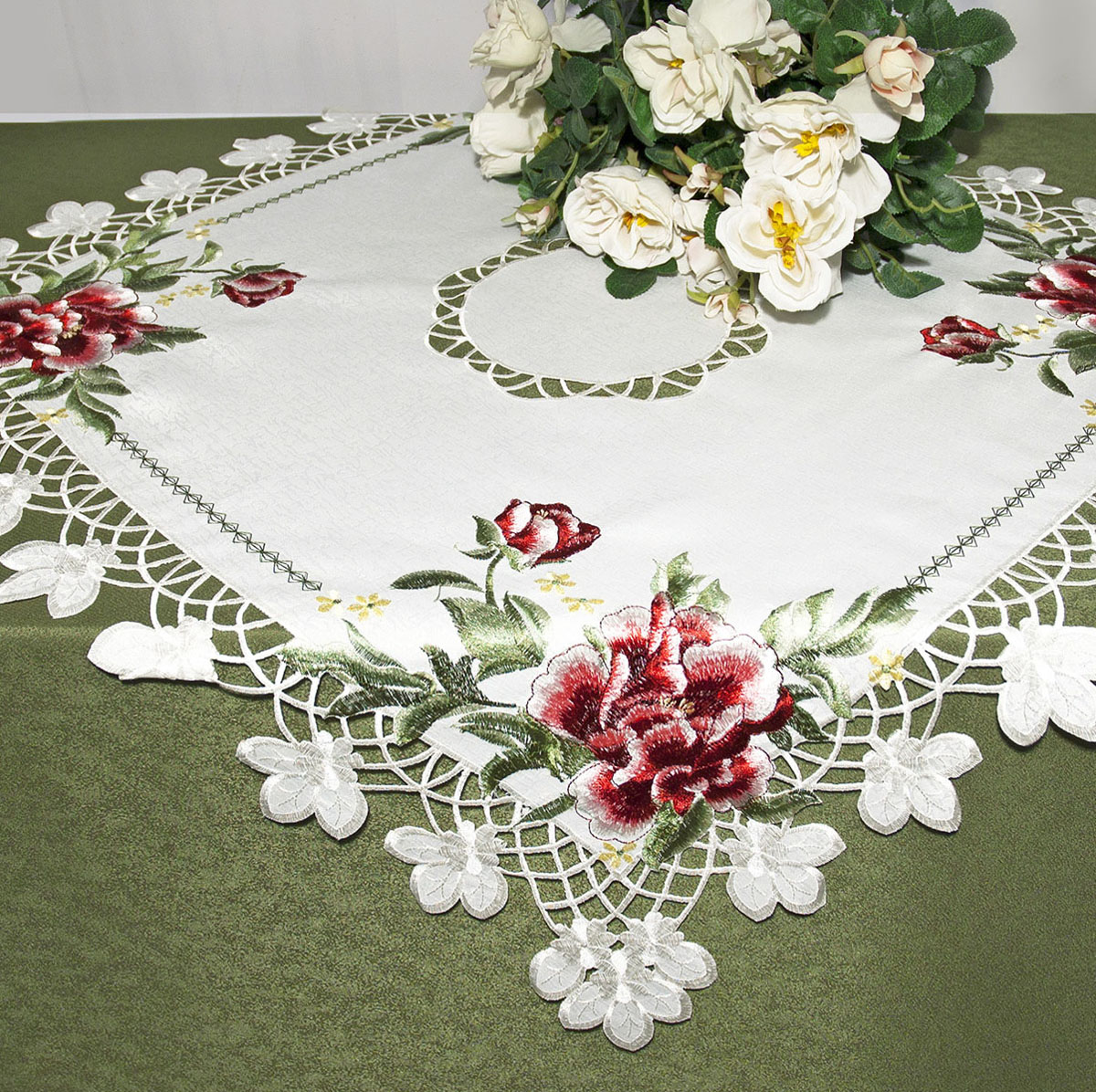 Скатерть Schaefer, квадратная, цвет: белый, 85 x 85 см. 07481-10007481-100 Скатерть Schaefer, квадратная, цвет: белый, 85 x 85 см. 07481-10007481-100Скатерть Schaefer изготовлена из полиэстера и украшена цветочной вышивкой. Края изделия оформлены в технике ришелье. Изделия из полиэстера легко стирать: они не мнутся, не садятся и быстро сохнут, они более долговечны, чем изделия из натуральных волокон. Кроме того, ткань обладает водоотталкивающими свойствами. Такая скатерть будет просто не заменима на кухне, а особенно на вашем обеденном столе на даче под открытым небом. Скатерть Schaefer не останется без внимания ваших гостей, а вас будет ежедневно радовать ярким дизайном и несравненным качеством. Немецкая компания Schaefer создана в 1921 году. На протяжении всего времени существования она создает уникальные коллекции домашнего текстиля для гостиных, спален, кухонь и ванных комнат. Дизайнерские идеи немецких художников компании Schaefer воплощаются в текстильных изделиях, которые сделают ваш дом красивее и уютнее и не останутся незамеченными вашими гостями. Дарите себе и близким...