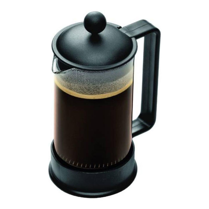 Кофейник Bodum Brazil с прессом, цвет: черный, 0,35 лCM000001326 Кофейник Bodum Brazil с прессом, цвет: черный, 0,35 лCM000001326Кофейник Shin Bistro изготовлен из высококачественного стекла и оснащен фильтром french press из нержавеющей стали, который позволяет легко и просто приготовить отличный напиток. Кофейник оснащен удобной пластиковой ручкой, что исключает его выскальзывание из руки и помещен в оправу из пластика, которая эффективно защищает стекло. К кофейнику прилагается специальная пластиковая мерная ложечка. Настоящим ценителям натурального кофе широко известны основные и наиболее часто применяемые способы его приготовления: эспрессо, по-турецки, гейзерный. Однако существует принципиально иной способ, известный как french press, благодаря которому приготовление ароматного напитка стало гораздо проще. Высота чайника (без учета крышки): 13,5 см. Диаметр колбы: 7 см.