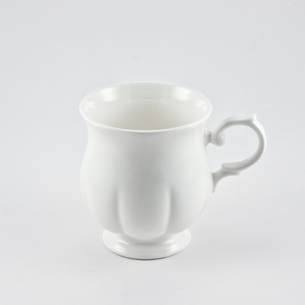 Кружка Royal Bone China White, 220 мл89ww/0345 Кружка Royal Bone China White, 220 мл89ww/0345Кружка Royal Bone China White изготовлена из костяного фарфора с содержанием костяной муки (45%). Основным достоинством изделий из костяного фарфора является абсолютно гладкая глазуровка. Такие изделия сочетают в себе изысканный вид с прочностью и долговечностью. Кружка оснащена удобной ручкой и декорирована вертикальными бороздами. Изделия Royal Bone Chine по праву считаются элитными. Благодаря такой кружке пить напитки будет еще вкуснее. Объем: 220 мл. Диаметр (по верхнему краю): 7 см. Высота кружки: 9 см.