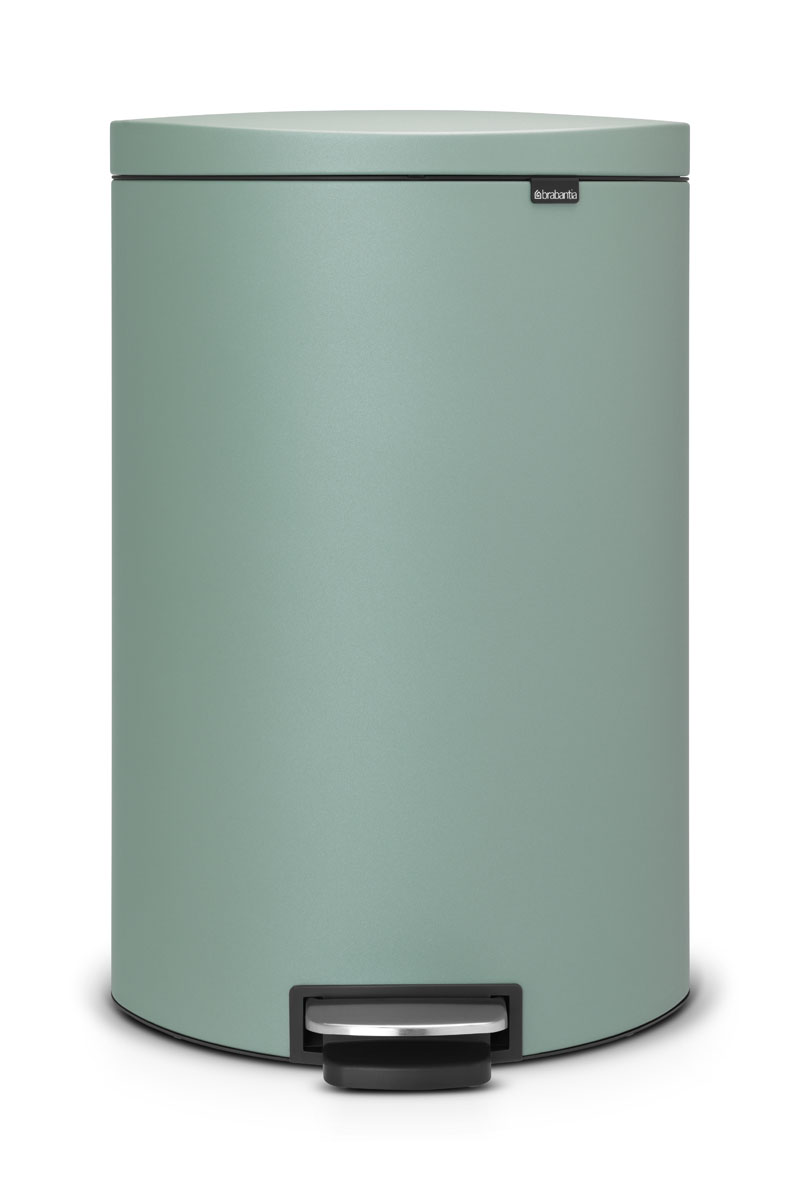 Бак мусорный Brabantia FlatBack+, с педалью, цвет: мятный, 40 л103902 Бак мусорный Brabantia FlatBack+, с педалью, цвет: мятный, 40 л103902Бак FlatBack+ - это самый компактный бак бренда Brabantia. При этом механизм MotionControl обеспечивает бесшумное закрывание и мягкое действие педали. Но и это еще не все - бак имеет защиту от отпечатков пальцев, а также удобную гибкую ручку для переноски. Бесшумное закрывание и мягкое действие педали - механизм MotionControl; Рациональное использование пространства - бак может устанавливаться вплотную к стене или кухонному шкафу; Умная фиксация крышки - при открывании крышка не касается стены благодаря уникальной конструкции крепления; Удобный в использовании - при открывании вручную крышка фиксируется в открытом положении, закрывается нажатием педали; Удобная очистка - съемное внутреннее ведро из пластика со складными захватами; Удобная смена мешков для мусора - специальная функция фиксации внутреннего ведра в поднятом положении; Бак удобно перемещать - гибкая ручка для переноски; Предохранение пола от повреждений - пластиковый...
