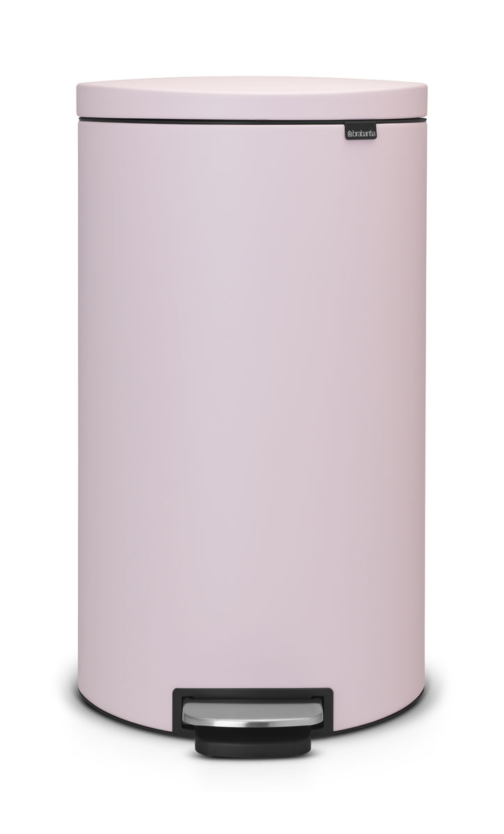 Бак мусорный Brabantia FlatBack+, с педалью, цвет: розовый, 30 л103988 Бак мусорный Brabantia FlatBack+, с педалью, цвет: розовый, 30 л103988Бак FlatBack+ - это самый эргономичный бак бренда Brabantia. При этом механизм MotionControl обеспечивает бесшумное закрывание и мягкое действие педали. Но и это еще не все - бак имеет защиту от отпечатков пальцев, а также удобную гибкую ручку для переноски. Бесшумное закрывание и мягкое действие педали - механизм MotionControl; Рациональное использование пространства - благодаря конструкции бак может устанавливаться вплотную к стене или кухонному шкафу; Умная фиксация крышки - при открывании крышка не касается стены благодаря уникальной конструкции крепления; Удобный в использовании - при открывании вручную крышка фиксируется в открытом положении, закрывается нажатием педали; Удобная очистка - съемное внутреннее ведро из пластика со складными захватами; Удобная смена мешков для мусора - специальная функция фиксации внутреннего ведра в поднятом положении; Бак удобно перемещать - гибкая ручка для переноски; Предохранение пола от...