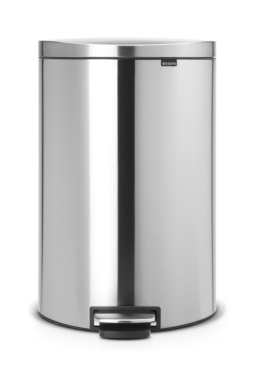 Бак мусорный Brabantia FlatBack+, с педалью, цвет: матовая сталь, 40 л482021 Бак мусорный Brabantia FlatBack+, с педалью, цвет: матовая сталь, 40 л482021Бак FlatBack+ - это самый компактный бак бренда Brabantia. При этом механизм MotionControl обеспечивает бесшумное закрывание и мягкое действие педали. Но и это еще не все - бак имеет защиту от отпечатков пальцев, а также удобную гибкую ручку для переноски. Бесшумное закрывание и мягкое действие педали - механизм MotionControl; Рациональное использование пространства - бак может устанавливаться вплотную к стене или кухонному шкафу; Умная фиксация крышки - при открывании крышка не касается стены благодаря уникальной конструкции крепления; Удобный в использовании - при открывании вручную крышка фиксируется в открытом положении, закрывается нажатием педали; Удобная очистка - съемное внутреннее ведро из пластика со складными захватами; Удобная смена мешков для мусора - специальная функция фиксации внутреннего ведра в поднятом положении; Бак удобно перемещать - гибкая ручка для переноски; Предохранение пола от повреждений - пластиковый...