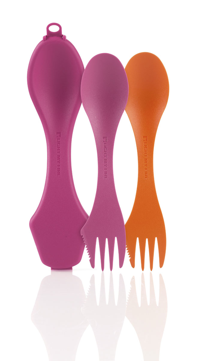 Набор ловилок с чехлом Light My Fire Sporksn Case, цвет: фуксия, оранжевый, 2 шт41449313 Набор ловилок с чехлом Light My Fire Sporksn Case, цвет: фуксия, оранжевый, 2 шт41449313Отличное решение для сохранности и переноски ловилок Light My Fire Sporksn Case - индивидуальный пластиковый чехол. Чехол закрывается герметично и не позволяет грязи и влаге попасть внутрь. Благодаря прочному ушку на чехле, ловилки можно подвесить и к рюкзаку, и к сумке, и к одежде, ее даже можно повесть на шею. Качество изготовления пластика соответствует последним европейским экологическим стандартам, поэтому ловилкой могут пользоваться даже маленькие дети. Набор таких ловилок пригодится дома и прекрасно впишется в интерьер вашей кухни, а так же будут незаменимы в походе, загородной поездке или на пикнике. Их легко мыть даже в холодной воде, также они пригодны к мытью в посудомоечной машине. Ловилка не повреждает тефлоновое покрытие посуды. С этим набором вы никогда не останетесь без внимания окружающих! Длина ловилки: 17 см.