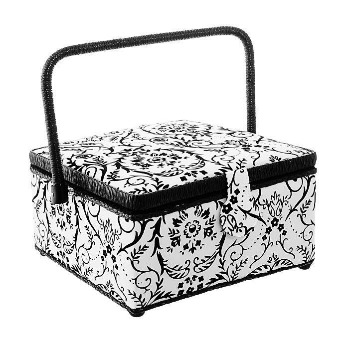 Шкатулка для рукоделия Prym Black & White, цвет: черный, белыйUP210DF Шкатулка для рукоделия Prym Black & White, цвет: черный, белыйUP210DFШкатулка для рукоделия Prym Black & White, квадратной формы, обтянута со всех сторон шелковой белой тканью с черными бархатными завитками, оснащена плетенной жесткой ручкой. Внутри обтянута черной тканью и имеет пластиковый лоток с разделениями для хранения мелочей, который при желании можно снять. На крышке, с внутренней стороны есть два кармашка и игольница. Шкатулка закрывается на крепкую магнитную кнопку. Шкатулка Prym Black & Whiteочень удобна в использовании, и к тому же станет украшением вашего домашнего интерьера! Характеристики:Размер: 22 см х 22 см х 13,5 см. Материал: текстиль, бархат, металл, пластик, дерево. Производитель: Германия. Артикул: 612455.