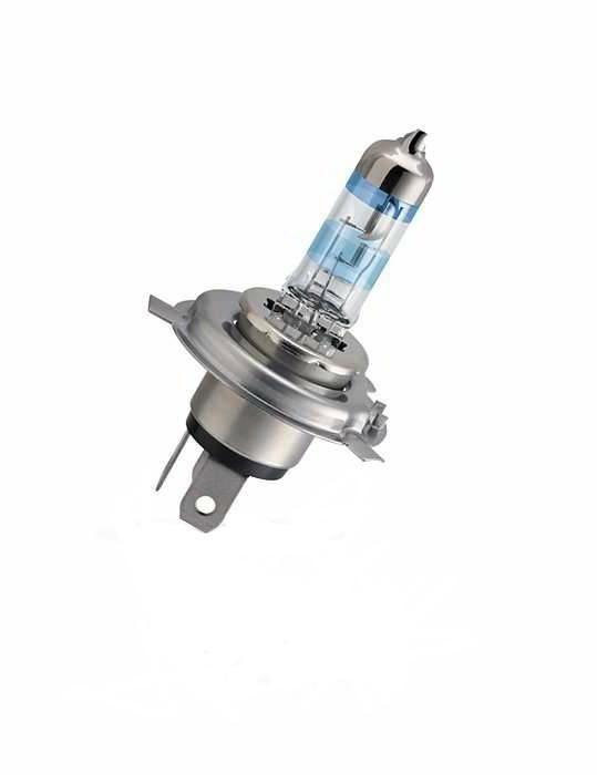 Лампа автомобильная галогенная Philips X-tremeVision, для фар, цоколь H4 (P43t), 12V, 60/55W12342XV+B1 (бл.) Лампа автомобильная галогенная Philips X-tremeVision, для фар, цоколь H4 (P43t), 12V, 60/55W12342XV+B1 (бл.)Галогенная лампа для автомобильных фар Philips X-tremeVision произведена из запатентованного кварцевого стекла с УФ фильтром Philips Quartz Glass. Кварцевое стекло Philips в отличие от обычного твердого стекла выдерживает гораздо большее давление смеси газов внутри колбы, что препятствует быстрому испарению вольфрама с нити накаливания. Кварцевое стекло выдерживает большой перепад температур, при попадании влаги на работающую лампу изделие не взрывается и продолжает работать. Автомобильные лампы X-tremeVision - самые яркие галогеновые лампы из всех доступных на рынке. Их яркость на 130% превышает яркость других автомобильных галогеновых ламп, а световой луч на 45 метров длиннее, благодаря чему вы можете видеть дальше, реагировать быстрее и водить безопаснее. Яркий белый свет (3700K) на 20% белее света стандартных ламп головного освещения. Запатентованная технология Philips Gradient Coating™ обеспечивает более мощный световой поток. Максимальная яркость и невероятный...