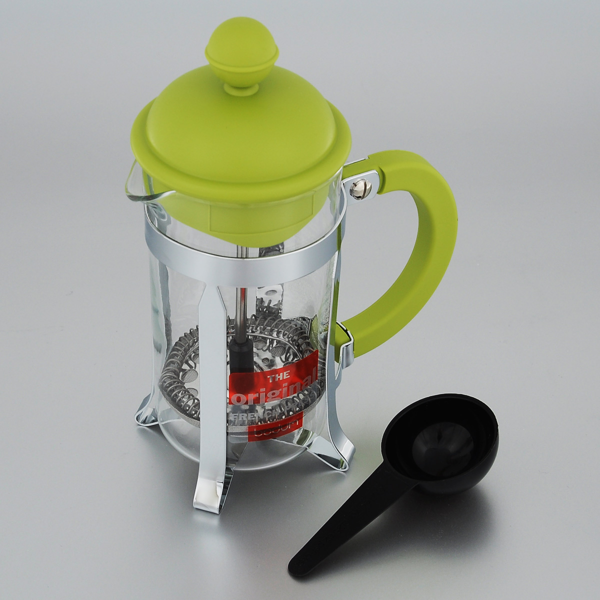 Кофейник Bodum Caffettiera с прессом, с ложечкой, цвет: зеленый, 0,35 л. 1913-1913- Кофейник Bodum Caffettiera с прессом, с ложечкой, цвет: зеленый, 0,35 л. 1913-1913-Кофейник Bodum Caffettiera представляет собой колбу из термостойкого стекла в оправе из полированной нержавеющей стали. Кофейник оснащен фильтром french press из нержавеющей стали, который позволяет легко и просто приготовить отличный напиток. Ручка и крышка кофейника выполнены из прочного пластика. В комплекте небольшая мерная ложечка из черного пластика. Благодаря такому кофейнику приготовление вкуснейшего ароматного и крепкого кофе займет всего пару минут. Настоящим ценителям натурального кофе широко известны основные и наиболее часто применяемые способы его приготовления: эспрессо, по-турецки, гейзерный. Однако существует принципиально иной способ, известный как french press, благодаря которому приготовление ароматного напитка стало гораздо проще. Весь процесс приготовления кофе займет не более 7 минут. Объем: 0,35 л. Диаметр кофейника по верхнему краю: 6,7 см. Высота стенки кофейника: 12,5 см. Длина ложечки: 10 см.