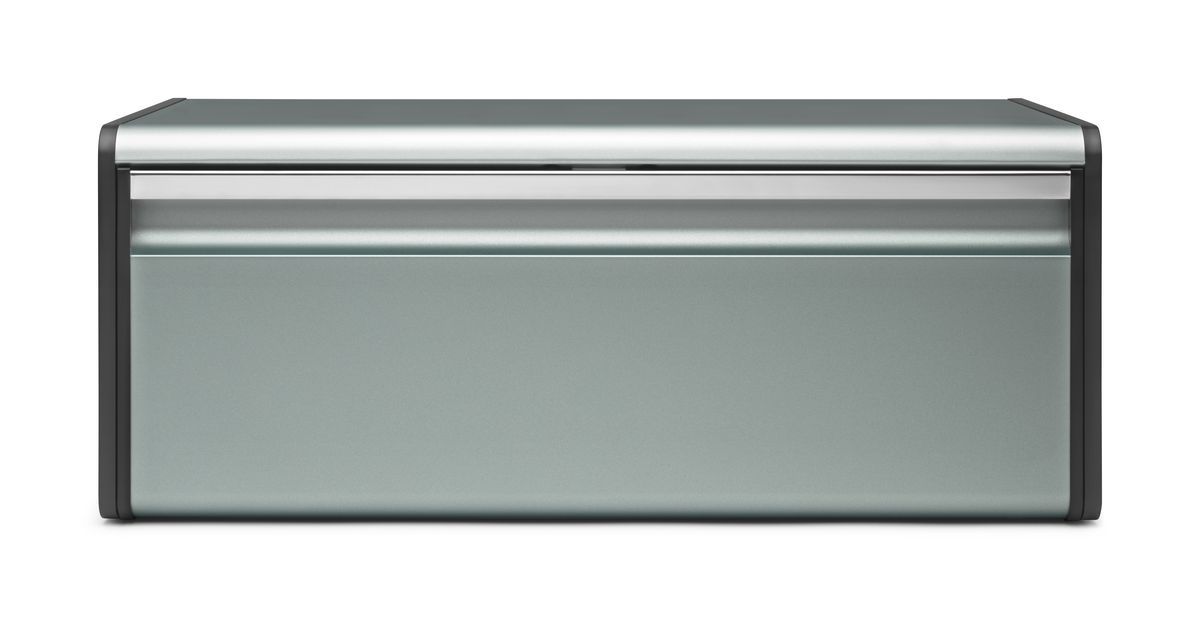 Хлебница Brabantia, цвет: серый, 46 х 25 х 18,5 см 484322484322 Хлебница Brabantia, цвет: серый, 46 х 25 х 18,5 см 484322484322Хлебница Brabantia изготовлена из высококачественной нержавеющей стали. Изделие оснащено откидной крышкой с матовой полировкой. Крышка откидывается вниз и закрывается при помощи магнита. Хлебница предназначена для хранения хлеба, чипсов, кексов и других хлебобулочных изделий. В ней продукты долго сохраняют привлекательный внешний вид, остаются свежими и хрустящими. Изделие с оборотной стороны оснащено двумя отверстиями для подвешивания к стене. Вместительность, функциональность и стильный дизайн позволят хлебнице стать не только незаменимым аксессуаром на кухне, но и предметом украшения интерьера. В ней хлеб всегда останется свежим и вкусным.