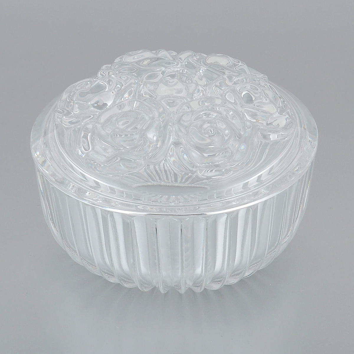 Доза-шкатулка Crystal Bohemia Розы, диаметр 11,5 см990/58100/1/45600/080-109 Доза-шкатулка Crystal Bohemia Розы, диаметр 11,5 см990/58100/1/45600/080-109Доза-шкатулка Crystal Bohemia Розы выполнена из граненого высококачественного хрусталя. Крышка шкатулки декорирована рельефом в виде роз. Она излучает приятный блеск и издает мелодичный звон. Шкатулка сочетает в себе изысканный дизайн с максимальной функциональностью. Она не только украсит дом и подчеркнет ваш прекрасный вкус, но и станет отличным подарком. Диаметр по верхнему краю: 11,5 см. Высота (без учета крышки): 5 см.