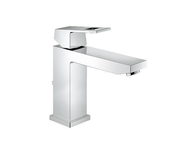 Смеситель для раковины GROHE Eurocube со сливным гарнитуром (23445000)4005176998706 Смеситель для раковины GROHE Eurocube со сливным гарнитуром (23445000)4005176998706Элегантный смеситель для ванной комнаты с водосберегающим механизмом Этот однорычажный смеситель для раковины из коллекции Eurocube отличается стильным и элегантным обликом. В его конструкции применяется технология EcoJoy, которая помогает сберегать природные ресурсы, сокращая предельно возможный расход воды до 5,7 литра в минуту даже при максимальном напоре. Этот смеситель снабжен изливом средней высоты, идеально приспособленным для наполнения высоких емкостей. Встроенный в смеситель подъемный шток дает возможность легко открывать и закрывать сливной клапан. В конструкции керамического картриджа применяется технология GROHE SilkMove, которая обеспечивает рычагу плавный и свободный ход во всех направлениях, что позволяет с легкостью управлять температурой и напором струи воды. Система монтажа GROHE QuickFix Plus вдвое сокращает затраты времени на монтаж по сравнению с использованием обычных систем крепления. Благодаря сияющему хромированному покрытию GROHE StarLight этот смеситель...