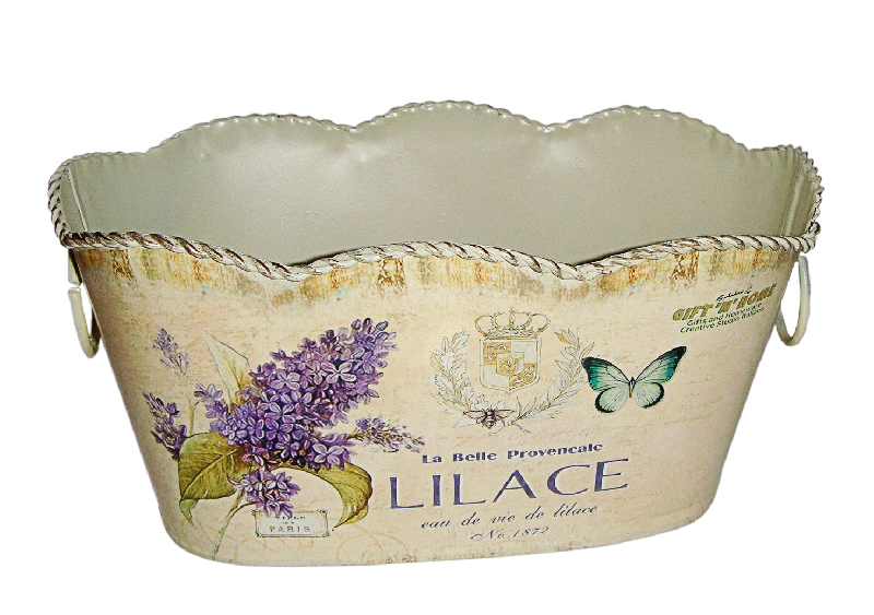 Корзинка GiftnHome Сирень, 24,5 см х 14 см х 11,5 смZ-0307 Корзинка GiftnHome Сирень, 24,5 см х 14 см х 11,5 смZ-0307Корзинка GiftnHome Сирень - прекрасное решение для декора дома или дачи. Изготовлена из жести и оформлена цветочным рисунком в винтажном стиле. Декор выполнен в технике декупаж. По бокам имеются кольца для подвешивания. Изделие предназначено для интерьерного оформления жилого помещения. Оно прекрасно дополнит интерьер и добавит в обычную обстановку нотки романтики и изящества. Корзинка не герметична - не рекомендуется наполнять водой.
