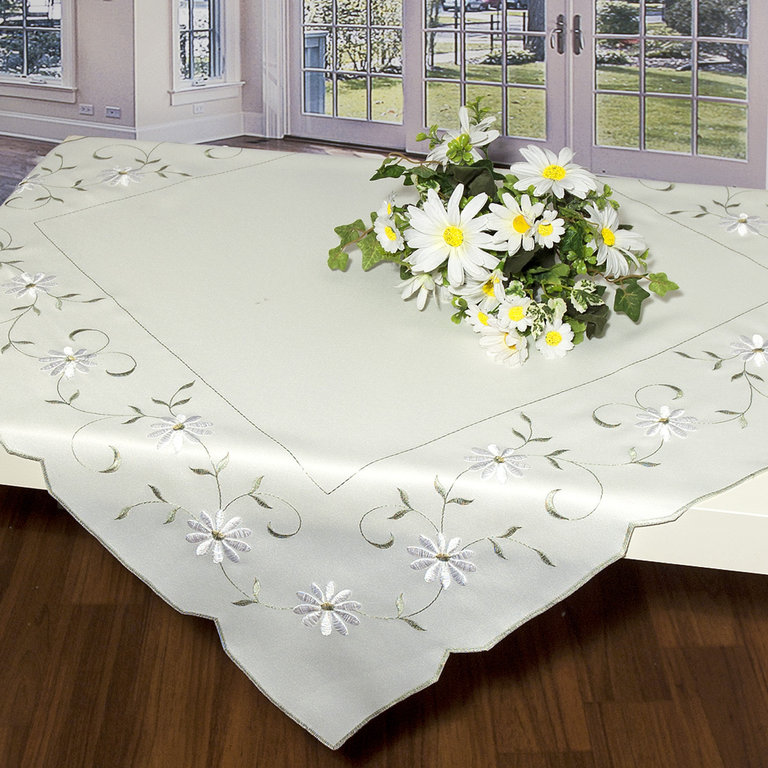 Скатерть Schaefer, квадратная, цвет: белый, зеленый, 85 x 85 см. 07409-10007409-100 Скатерть Schaefer, квадратная, цвет: белый, зеленый, 85 x 85 см. 07409-10007409-100Скатерть Schaefer выполнена из высококачественного полиэстера и оформлена вышитыми цветами. Изделия из полиэстера легко стирать: они не мнутся, не садятся и быстро сохнут, они более долговечны, чем изделия из натуральных волокон. Скатерть Schaefer не останется без внимания ваших гостей, а вас будет ежедневно радовать оригинальным дизайном и несравненным качеством. Немецкая компания Schaefer создана в 1921 году. На протяжении всего времени существования она создает уникальные коллекции домашнего текстиля для гостиных, спален, кухонь и ванных комнат. Дизайнерские идеи немецких художников компании Schaefer воплощаются в текстильных изделиях, которые сделают ваш дом красивее и уютнее и не останутся незамеченными вашими гостями. Дарите себе и близким красоту каждый день! Изысканный текстиль от немецкой компании Schaefer - это красота, стиль и уют в вашем доме.