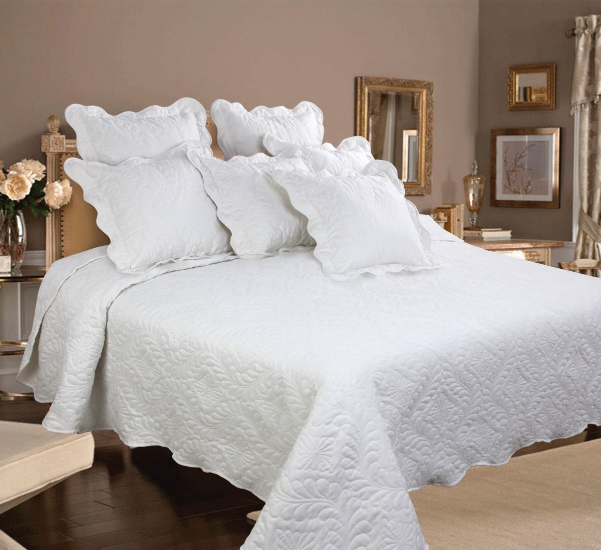 Комплект для спальни Mona Liza Royal White: покрывало 240 см х 260 см, 2 наволочки 40 см х 40 см, цвет: белый540961/01 Комплект для спальни Mona Liza Royal White: покрывало 240 см х 260 см, 2 наволочки 40 см х 40 см, цвет: белый540961/01Изысканный комплект для спальни Mona Liza Royal White состоит их стеганого покрывала и двух наволочек. Комплект выполнен из высококачественного полиэстера, оформлен декоративной ниточной стежкой, фигурным низом и обработан кантом. Комплект Mona Liza Royal - это отличный способ придать спальне уют и привнести в интерьер что-то новое. В комплект входит: Покрывало - 1 шт. Размер: 240 см х 260 см. Наволочка - 2 шт. Размер: 40 см х 40 см.