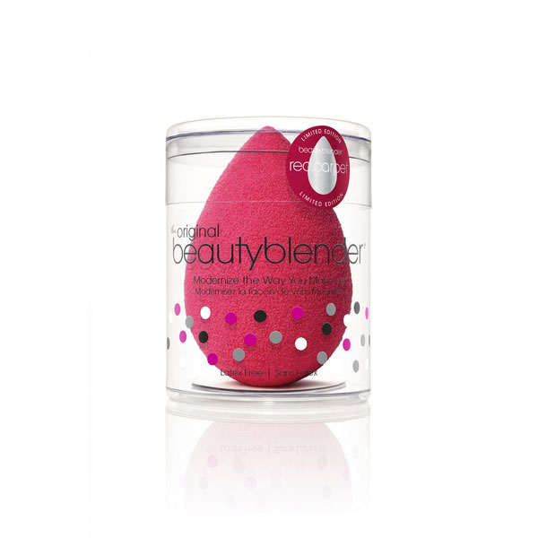 Beautyblender Спонж red.carpet1025 Beautyblender Спонж red.carpet1025Профессиональный спонж Beautyblender red.carpet, его революционная форма, форма капли, открывает доступ в труднодоступные места (вокруг глаз, носа). Уникальный материал замшевой текстуры имеет структуру открытой ячейки, что позволяет экономить средства для макияжа. Смочили, отжали, оставшаяся влага заполняет спонж и средство для макияжа остается только на поверхности, а не поглощается им. Полностью отсутствуют линии и полосы, которые оставляют угловые и плоские спонжы. Спонж Beautyblender без латекса и без запаха. Имеет множество наград, в частности, спонж 5 раз подряд получил награду Allure Best of Beauty, завоевал сердца визажистов и модниц. Линейка включает в себя средства для очистки, футляры для хранения и наборы.
