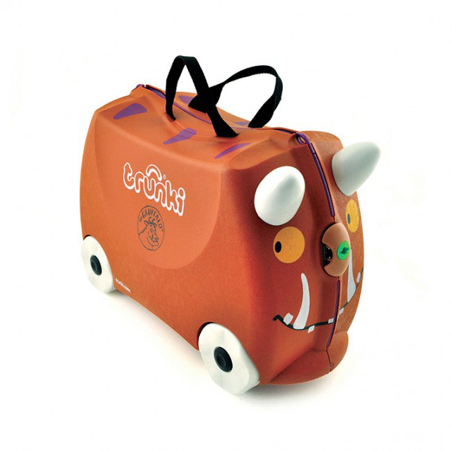 Trunki Чемодан-каталка Граффало0108-GB01 Trunki Чемодан-каталка Граффало0108-GB01Детский чемодан-каталка Trunki Граффало - оригинальный чемодан на колесах, созданный, чтобы избавить маленьких путешественников от скуки и усталости. Корпус чемодана выполнен в форме седла, чтобы маленькому наезднику было комфортно сидеть. Малыш может держаться за специальные рожки на передней части чемодана. Форма рожек специально разработана для детских ручек. Чемодан имеет 4 колеса и стабилизаторы, которые не позволят чемодану опрокинуться. Для переноски у чемодана предусмотрены 2 текстильные ручки, а также ремень через плечо, который можно использовать для буксировки чемодана. Чемодан содержит вместительное отделение с фиксирующейся Х- образной резинкой. Также в чемодане имеется длинный кармашек для мелочей. Закрывается чемодан на две защелки. Крышка чемодана плотно прилегает к основанию, уплотнитель между ними не позволит мелким предметам выпасть из него. Чемодан-каталка Trunki Граффало поможет ребенку не заскучать во время длительных перелетов...