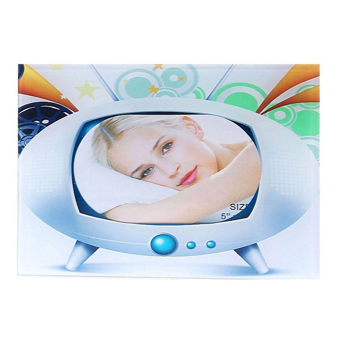 Фоторамка Sima-land Инопланетный телевизор, 10 см х 15 см133410 Фоторамка Sima-land Инопланетный телевизор, 10 см х 15 см133410Декоративная фоторамка Sima-land Инопланетный телевизор выполнена из стекла и декорирована изображением телевизора. Обратная сторона рамки оснащена специальной ножкой, благодаря которой ее можно поставить на стол или любое другое место в доме или офисе. Такая фоторамка украсит ваш интерьер оригинальным образом, а также позволит сохранить память о дорогих вам людях и интересных событиях вашей жизни. С ней вы сможете не просто внести в интерьер своего дома элемент оригинальности, но и создать атмосферу загадочности и изысканности.