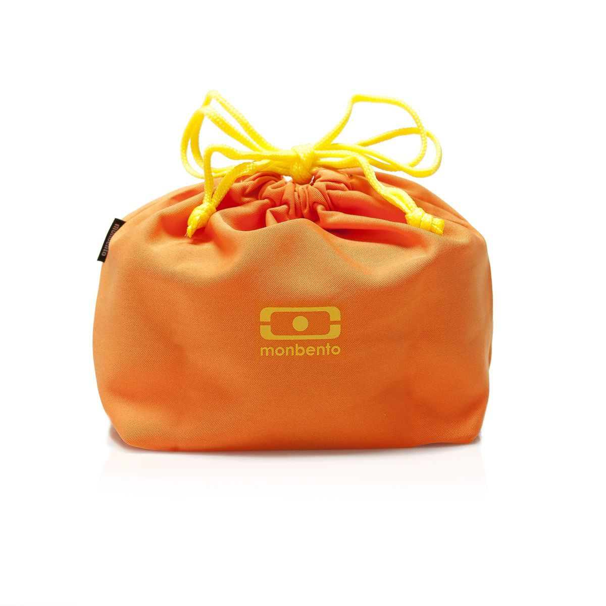 Мешочек для ланча MB Pochette color банановый1002 02 111 Мешочек для ланча MB Pochette color банановый1002 02 111Мешочек для ланча создан специально для переноски ланч-бокса Monbento. Но это условия не обязательное, он подойдет и для других моделей, главное, положить туда вкусную и полезную пищу и отправиться с ней на работу, в парк или в поход. Мешочек защитит ланчбокс от царапин и внешних повреждений. И наоборот: если вдруг вы неплотно закроете крышку, и что-то прольется, то вещи в сумке пострадают гораздо меньше, а мешочек впитает в себя лишнюю влагу. Удобно носить в руках. Легко стирать (разрешена стирка в стиральной машине). Материал: полиэстер, цвет: оранж