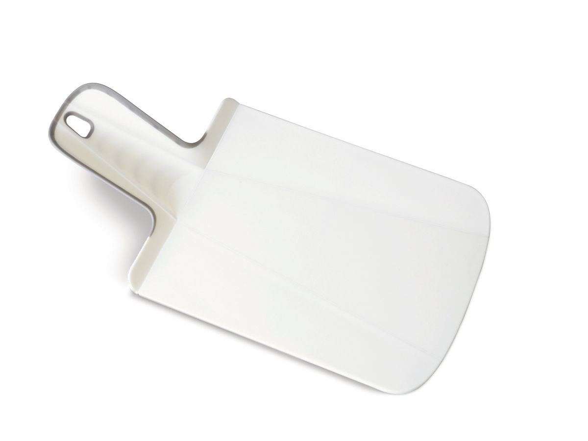 Доска разделочная Joseph Joseph Chop2Pot. Mини, цвет: белый, 17 х 32 см60053 Доска разделочная Joseph Joseph Chop2Pot. Mини, цвет: белый, 17 х 32 см60053Разделочная доска Joseph Joseph Chop2Pot. Mини изготовлена из прочного пищевого пластика со специальным покрытием, которое предотвращает прилипание пищи и сохраняет ножи острыми. Удобная ручка оснащена прорезиненными вставками, что обеспечивает надежный хват и комфорт во время использования. Обратная сторона доски снабжена такими же вставками для предотвращения скольжения по поверхности стола. Благодаря изгибам в определенных местах, доска удобно сворачивается и позволяет аккуратно пересыпать все, что вы нарезали. Всем знакомо, как неудобно ссыпать порезанные овощи в кастрюлю, но с этим приспособлением вы одним движением превратите разделочную доску в удобный совок, и все попадет по назначению. Можно мыть в посудомоечной машине.
