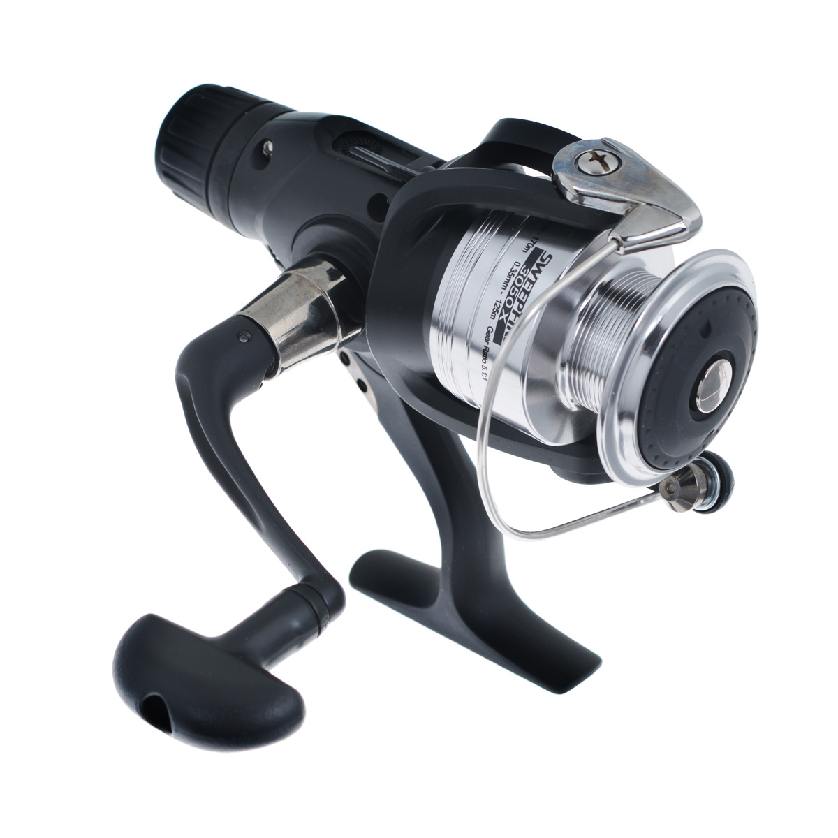 Катушка безынерционная Daiwa Sweepfire 3050 X, цвет: черныйMABLSEH10001 Катушка безынерционная Daiwa Sweepfire 3050 X, цвет: черныйMABLSEH10001Daiwa Sweepfire 3050 X - отличная катушка из новой серии с задним фрикционом.Особенности катушки:TWIST BUSTER - противозакручиватель лески с покрытием твердым хромом и нитридом титана, защищенный бамперным элементом. 1 подшипник + 1 роликовый подшипник. Алюминиевая шпуля.ABS - специально разработанная Daiwa шпуля уменьшает вероятность образования бороды и способствуют дальности заброса. Благодаря увеличенному диаметру шпули повышается скорость намотки и улучшается работафрикциона. Закручивающаяся рукоятка Daiwa. 2 варианта формы клавиш рукоятки (I-Shape & T-shape) на 2 подшипниках. Обычная дужка.Вес катушки: 335 г.Емкость шпули: 0,3 мм - 170 м.Намотка за оборот ручки: 85 см.