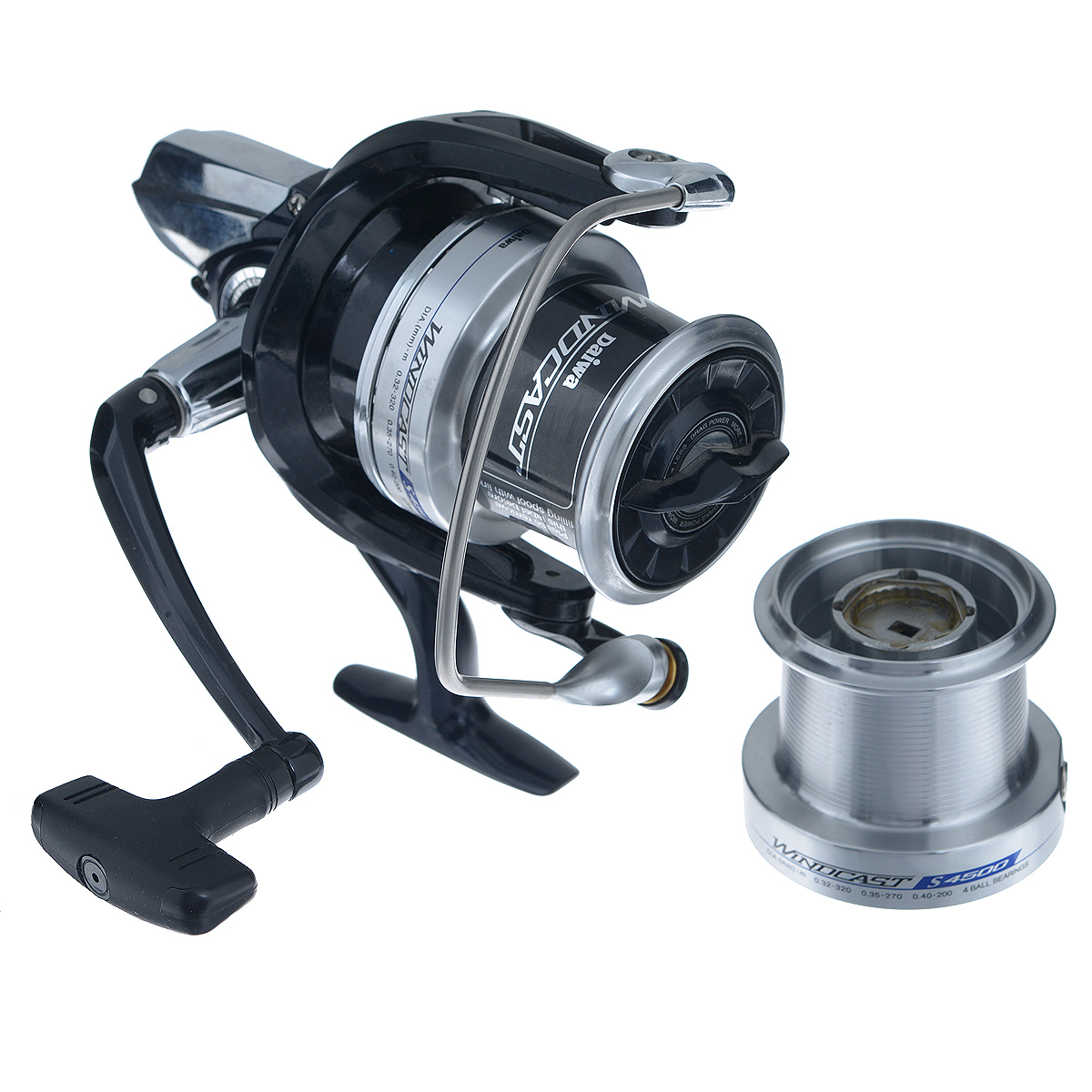 Катушка безынерционная Daiwa Windcast-S 450095942-530 Катушка безынерционная Daiwa Windcast-S 450095942-530Лонгкастовая модель Daiwa Windcast-S 4500, рекомендуется для карповой и фидерной ловли.Особенности:Модель с бесконечным винтомШестерни DIGIGEARМгновенный двойной стопор обратного хода Зажимная клипса на шпулеПолая дужка AIR BAIL из нержавеющей сталиРукоятка из цинкового сплава Запасная шпуля в комплекте.Вес катушки: 645 г.Емкость шпули: 0,32 мм - 320 м, 0,35 мм - 270 м, 0,4 мм - 200 м.