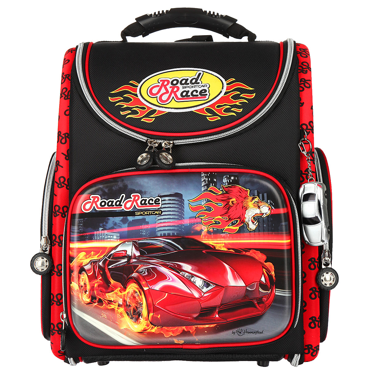 Ранец школьный Hummingbird Roadrace, цвет: черный, красный. K32K32 Ранец школьный Hummingbird Roadrace, цвет: черный, красный. K32K32Эргономичный школьный ранец с жесткой конструкцией Hummingbird Roadrace выполнен из современного пористого EVA материала, отличающегося легкостью и долговечностью. Изделие оформлено изображением спортивной машины и дополнено мягким брелоком в форме машинки, хлястики на бегунках молний выполнены в форме колес. Ранец имеет одно основное отделение, закрывающееся на молнию. Ранец полностью раскладывается. Внутри главного отделения расположены: накладной сетчатый карман, два накладных кармана с жесткими стенками и резинкой-фиксатором, два накладных пластиковых кармашка. Пластиковые кармашки предназначены для расписания уроков и для вкладыша с адресом и ФИО владельца(вкладыши для заполнения идут в комплекте). На лицевой стороне ранца расположен накладной карман на молнии, который содержит: пять накладных кармашков для письменных принадлежностей и мелочей (один из кармашков сетчатый на молнии), карабин для ключей и карман для телефона на липучке. По бокам ранца размещены два...