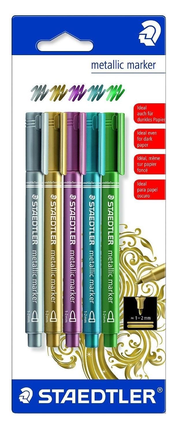 Staedtler Набор маркеров Металлик 5 штук8323 Staedtler Набор маркеров Металлик 5 штук8323Высокое качество, выдерживают сильный нажим. Защита от высыхания чернил, долгий срок службы. Ширина линии: 1-2 мм. В наборе: 5 цветов. Цвета: золотой, серебряный, нежно-сиреневый, голубой и мерцающий зеленый.