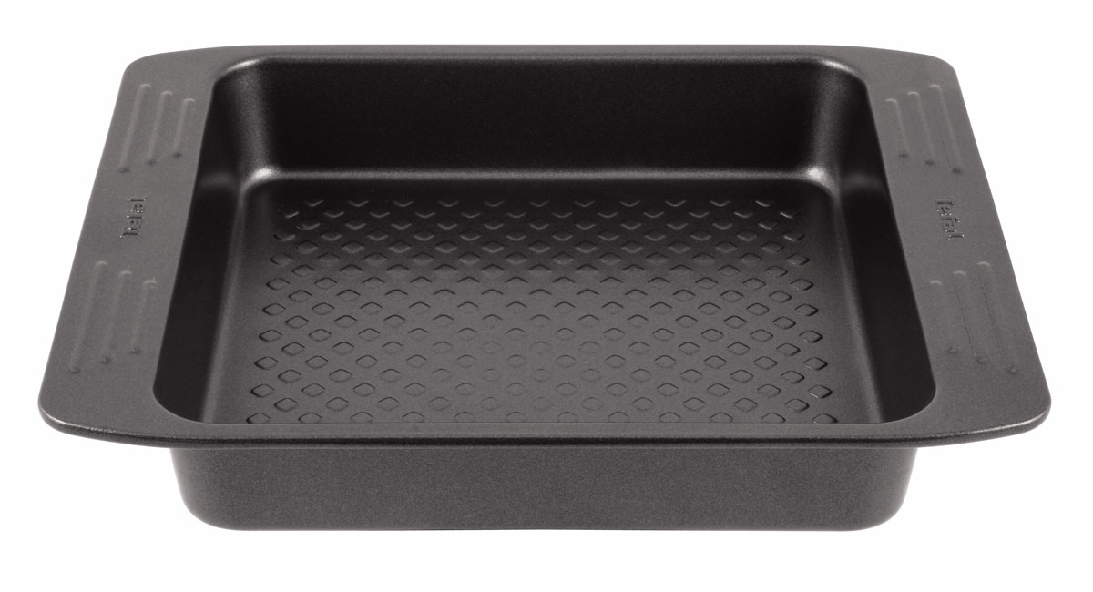 Форма для пирога Tefal EasyGrip, 21 х 21 см2100069674 Форма для пирога Tefal EasyGrip, 21 х 21 см2100069674Форма для пирога Tefal EasyGrip выполнена из углеродистой стали с внутренним антипригарным покрытием с рифленой поверхностью. Углеродистая сталь это прочный, легкий и долговечный материал, который прекрасно проводит тепло, помогая выпечке хорошо подходить и равномерно пропекаться, и гарантирует всегда великолепный результат. Внешнее антипригарное покрытие формы выполнено в цвете черный металлик. Слой антипригарного покрытия полностью устраняет пригорание пирога и его прилипание к стенкам и дну. Выпечка легко извлекается из противня. Экологически безопасное антипригарное покрытие не содержит PFOA, свинца и кадмия. Форма выдерживает температуру до 210°C. Изделие нельзя мыть в посудомоечной машине, нельзя использовать в микроволновой печи. Использовать только пластиковые аксессуары. С такой формой вы всегда сможете порадовать своих близких оригинальной выпечкой. Внутренний размер формы: 21 см х 21 см. Размер формы с учетом ручек:...