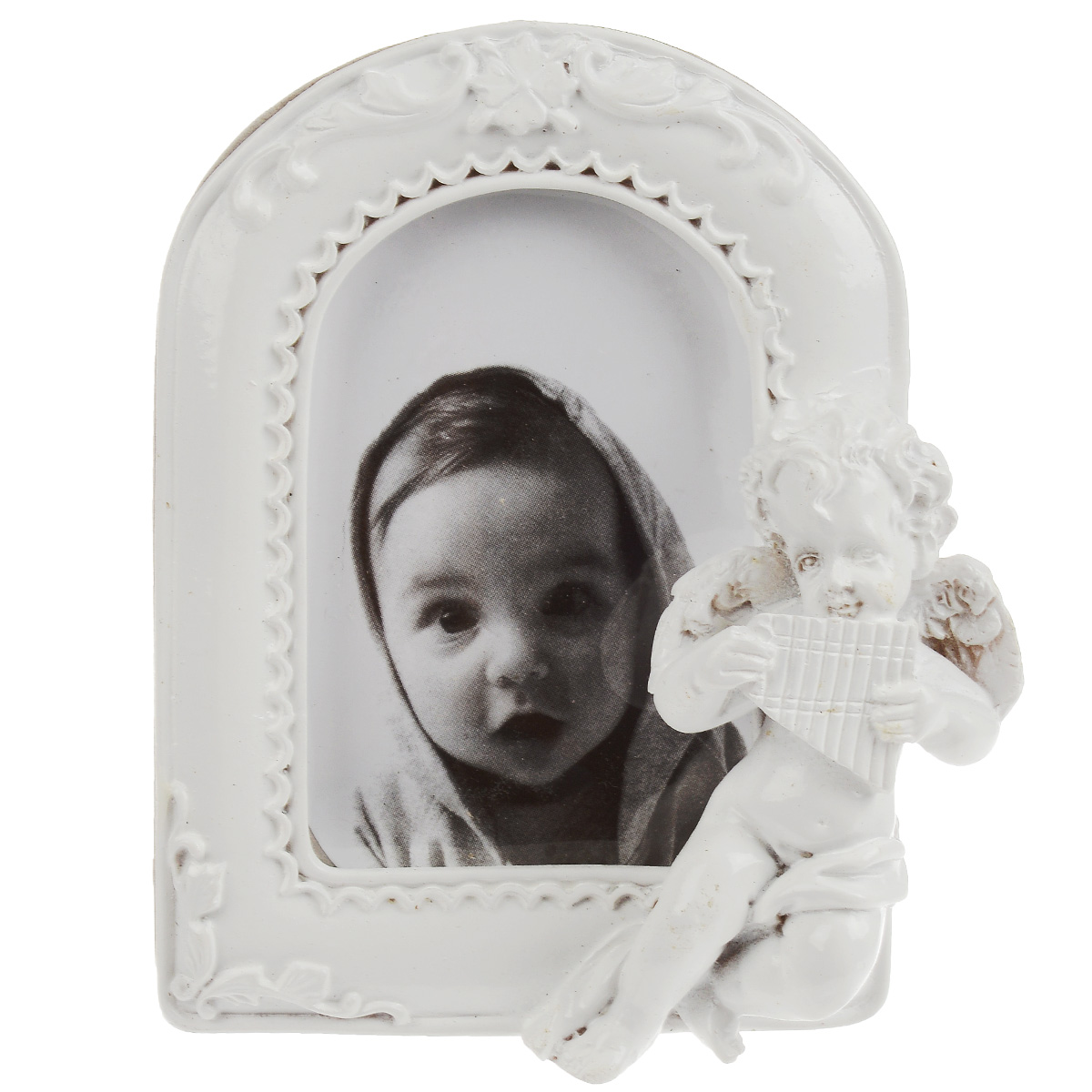 Фоторамка декоративная Феникс-презент Ангел с пан-флейтой, 7,5 х 5 см39173 Фоторамка декоративная Феникс-презент Ангел с пан-флейтой, 7,5 х 5 см39173Декоративная фоторамка Феникс-презент Ангел с пан-флейтой изготовлена из полирезины. Изделие оформлено рельефом и фигуркой ангелочка с флейтой. Рамка устанавливается на столе с помощью специальной ножки. Такая фоторамка позволит хранить на видном месте фотографии любимых вами людей и памятных моментов жизни, а также красиво дополнит интерьер помещения. Размер фотографии: 7,5 см х 5 см.