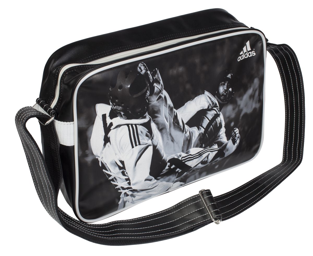 Сумка спортивная Adidas Sports Bag Taekwondo, цвет: черный, белый. Размер SГризли Сумка спортивная Adidas Sports Bag Taekwondo, цвет: черный, белый. Размер SГризлиСпортивная сумка Adidas Sports Bag Taekwondo изготовлена из искусственной кожи. Лицевая сторона сумки оформлена оригинальным принтом. Она предназначена для переноски и хранения спортивного инвентаря и других нужных для занятия спортом предметов. Сумка состоит из 1 большого отделения. Имеет удобный плечевой ремень.