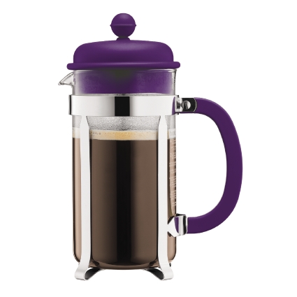 Кофейник Bodum Caffettiera, с прессом, цвет: фиолетовый, 1 лA1918-914-Y15 Кофейник Bodum Caffettiera, с прессом, цвет: фиолетовый, 1 лA1918-914-Y15Кофейник Bodum Caffettiera представляет собой колбу из термостойкого стекла в оправе из полированной нержавеющей стали. Кофейник оснащен фильтром french press из нержавеющей стали, который позволяет легко и просто приготовить отличный напиток. Ручка и крышка кофейника выполнены из прочного пластика. Благодаря такому кофейнику приготовление вкуснейшего ароматного и крепкого кофе займет всего пару минут. Настоящим ценителям натурального кофе широко известны основные и наиболее часто применяемые способы его приготовления: эспрессо, по-турецки, гейзерный. Однако существует принципиально иной способ, известный как french press, благодаря которому приготовление ароматного напитка стало гораздо проще. Весь процесс приготовления кофе займет не более 7 минут.