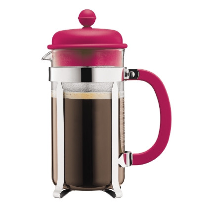 Кофейник Bodum Caffettiera, с прессом, цвет: розовый, 1 лA1918-634-Y15 Кофейник Bodum Caffettiera, с прессом, цвет: розовый, 1 лA1918-634-Y15Кофейник Bodum Caffettiera представляет собой колбу из термостойкого стекла в оправе из полированной нержавеющей стали. Кофейник оснащен фильтром french press из нержавеющей стали, который позволяет легко и просто приготовить отличный напиток. Ручка и крышка кофейника выполнены из прочного пластика. Благодаря такому кофейнику приготовление вкуснейшего ароматного и крепкого кофе займет всего пару минут. Настоящим ценителям натурального кофе широко известны основные и наиболее часто применяемые способы его приготовления: эспрессо, по-турецки, гейзерный. Однако существует принципиально иной способ, известный как french press, благодаря которому приготовление ароматного напитка стало гораздо проще. Весь процесс приготовления кофе займет не более 7 минут.