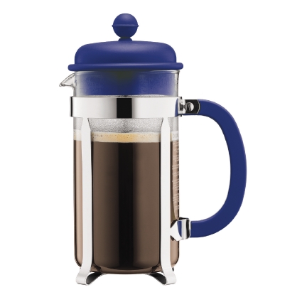 Кофейник Bodum Caffettiera, с прессом, цвет: синий, 1 л94672 Кофейник Bodum Caffettiera, с прессом, цвет: синий, 1 л94672Кофейник Bodum Caffettiera представляет собой колбу из термостойкого стекла в оправе из полированной нержавеющей стали. Кофейник оснащен фильтром french press из нержавеющей стали, который позволяет легко и просто приготовить отличный напиток. Ручка и крышка кофейника выполнены из прочного пластика. Благодаря такому кофейнику приготовление вкуснейшего ароматного и крепкого кофе займет всего пару минут. Настоящим ценителям натурального кофе широко известны основные и наиболее часто применяемые способы его приготовления: эспрессо, по-турецки, гейзерный. Однако существует принципиально иной способ, известный как french press, благодаря которому приготовление ароматного напитка стало гораздо проще. Весь процесс приготовления кофе займет не более 7 минут.
