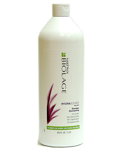 Matrix Biolage Hydrasource Шампунь 1лP0828600 Matrix Biolage Hydrasource Шампунь 1лP0828600Шампунь деликатно очищает, питает сухие, подверженные стрессу волосы, восстанавливает их здоровье от корней до кончиков, придавая блеск и мягкость. Средство поглощает и сохраняет влагу внутри волоса, стабилизируя его естественный гидробаланс. Не содержит парабенов.