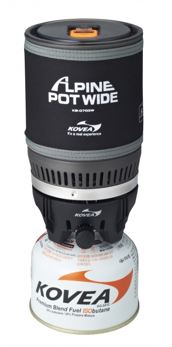 Горелка газовая Kovea Alpine Pot Wide KB-0703WSPIRIT ED 1050 Горелка газовая Kovea Alpine Pot Wide KB-0703WSPIRIT ED 1050Газовая горелка Kovea KB-0703W Alpine Pot Wide - интегрированная система для приготовления пищи в экстремальных условиях. Это аналог уже нашумевшей и известной во всем мире системы Jetboil PCS.Такого количества плюсов не найдется ни в каком другом комплекте горелка + кастрюля. Основная идея заключается в специальном теплообменнике, который приварен ко дну кастрюли и в два раза более эффективно передает тепло от пламени. Благодаря этому 1 литр воды закипает через 3 минуты при вдвое меньшей мощности горелки. Малая мощность газовой горелки делает ее работу стабильной в зимнее время, поскольку баллон меньше замерзает, и легче поддерживается мощность. А также вдвое уменьшается расход газа при том же времени кипячения воды.Пламя не задувается ветром, так как находится внутри устройства. Теплопотери ничтожны. Прозрачная крышка позволяет контролировать момент закипания воды, а выдвигающийся за пределы кастрюли регулятор мощности дает возможность выключить горелку, даже если кипяток уже хлещет через край. Систему можно держать в руках, даже когда в ней закипает вода. Неопреновый чехол позволяет брать ее голыми руками, хотя у системы очень удобные складные ручки, которые прочно приварены к корпусу кастрюли и позволяют аккуратно перелить кипяток в кружку. Горелка с газовым баллоном жестко крепится к кастрюле, что позволяет держать систему в руках даже во время ходьбы или подвесить в машине, на скале, в палатке или на яхте. И готовить, не останавливаясь на привал. По окончании приготовления пищи все части системы компактно складываются в собственную кастрюлю, предоставляя для упаковки единый, не разваливающийся и не гремящий предмет.Система может применяться абсолютно везде и всегда. И зимой, и летом она пригодится альпинистам и туристам, рыбакам и охотникам, яхтсменам и водникам, в машине, на даче и просто для отдыха на природе с семьей. Везде вы получите кружку горячего чая или кофе всего за 3 минуты! Горелка работает от газового баллона резьбового стандарта KFG-230, KGF-450, KGF-110, но возможно и подсоединение к цанговому баллону при помощи адаптера со шлангом Cobra. Данные аксессуары приобретаются отдельно. Комплектация: горелка, кастрюля (1 л), крышка кастрюли, неопреновый чехол, съемная конфорка, пластиковая кружка, заглушка теплообменника, мягкий чехол, инструкция по эксплуатации. Мощность: 1,01 кВт. Вес: 510 г. Топливо: газ. Расход топлива: 75 г/ч. Размер (в походном положении): 130 мм x 130 мм x 175 мм.Диаметр конфорки: 11 см.