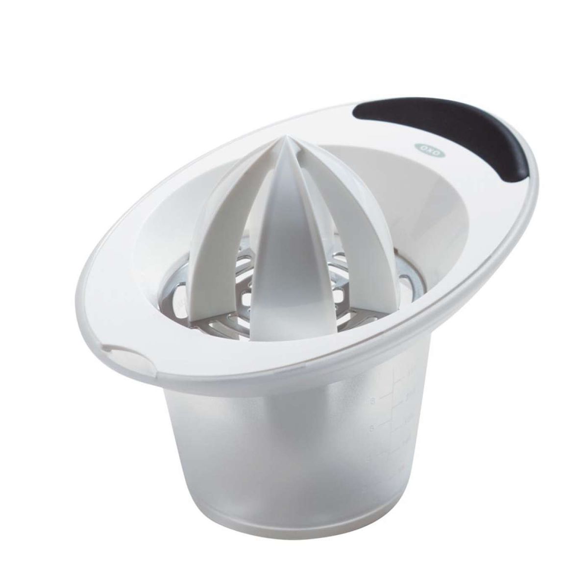 Соковыжималка для цитрусовых Oxo Good Grips, ручная94672 Соковыжималка для цитрусовых Oxo Good Grips, ручная94672Соковыжималка Oxo Good Grips, выполненная из высококачественного пластика и нержавеющей стали, станет полезным аксессуаром на любой кухне. Она состоит из двусторонней насадки и контейнера. Соковыжималка идеально подойдет для мелких и крупных цитрусовых фруктов. Достаточно разрезать фрукты пополам, зафиксировать на насадке и покрутить. Сок поступает в контейнер. Простая и удобная в использовании соковыжималка Oxo Good Grips займет достойное место среди кухонного инвентаря.Можно мыть в посудомоечной машине.Размер контейнера: 18 х 13 х 10 см.Объем контейнера: 250 мл.Размер насадки: 9 х 9 х 13 см.